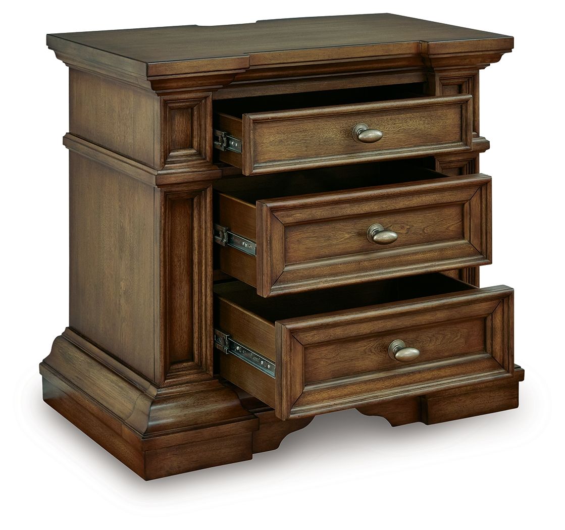 Table de chevet à trois tiroirs – Marron — avec une finition richement détaillée qui évoque une élégance majestueuse