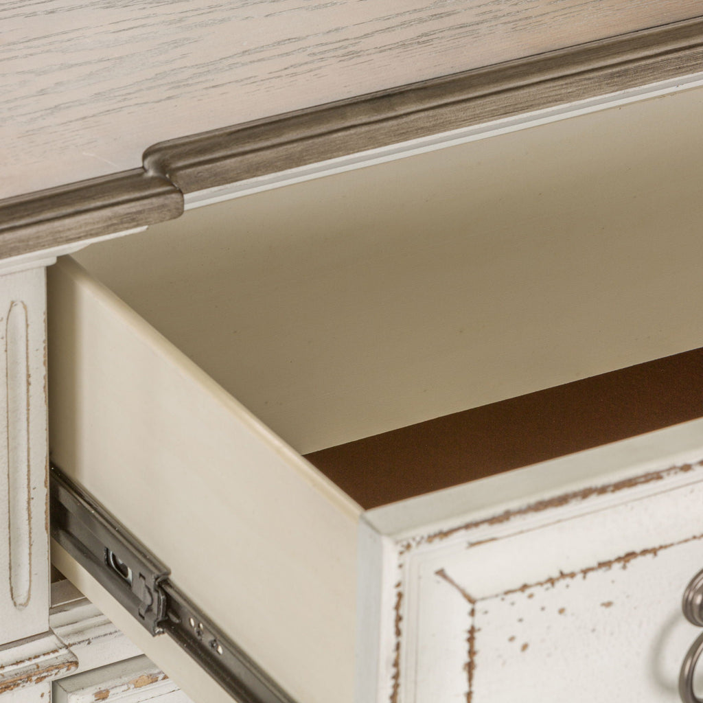 Commode 5 tiroirs – Blanc antique — Les poignées coquilles et anneaux en étain vieilli ajoutent la touche finale à la commode