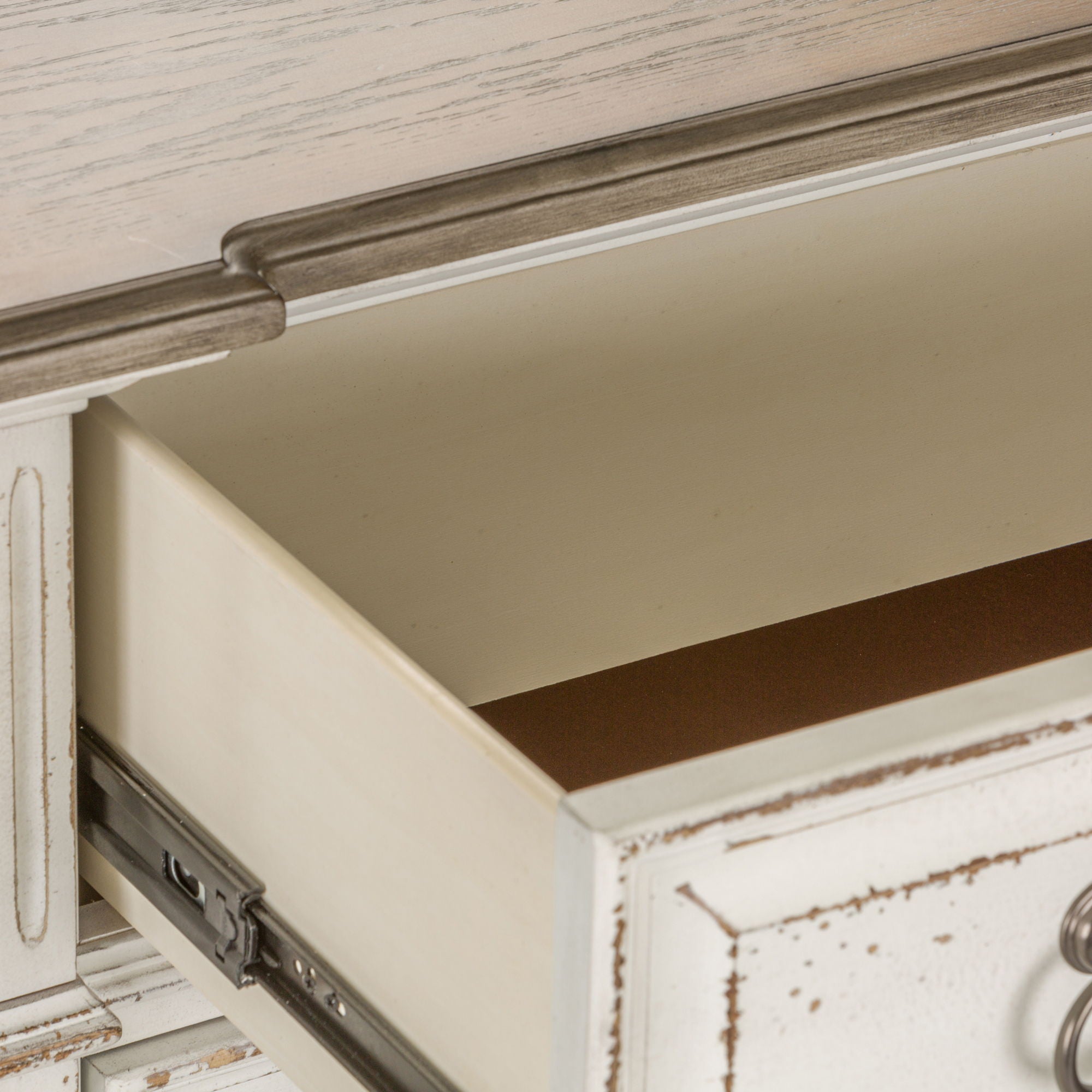 Commode 5 tiroirs – Blanc antique — Les poignées coquilles et anneaux en étain vieilli ajoutent la touche finale à la commode