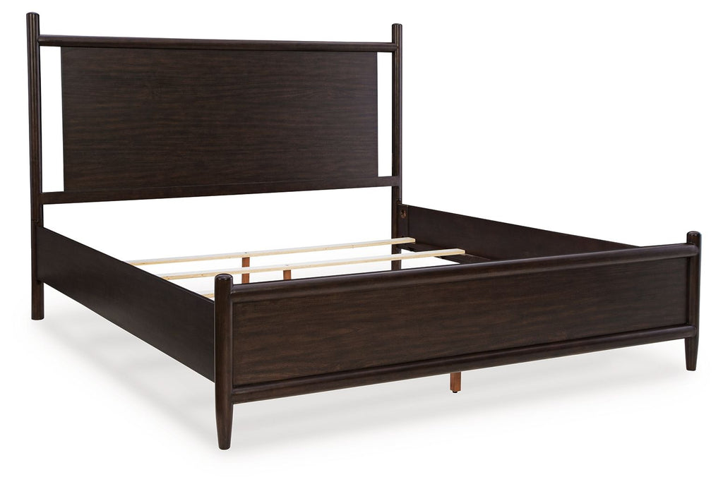 Lit à panneaux — Son design à la fois simple et chic, avec des cadres en bois arrondis et une riche finition merlot, dégage une atmosphère urbaine.
