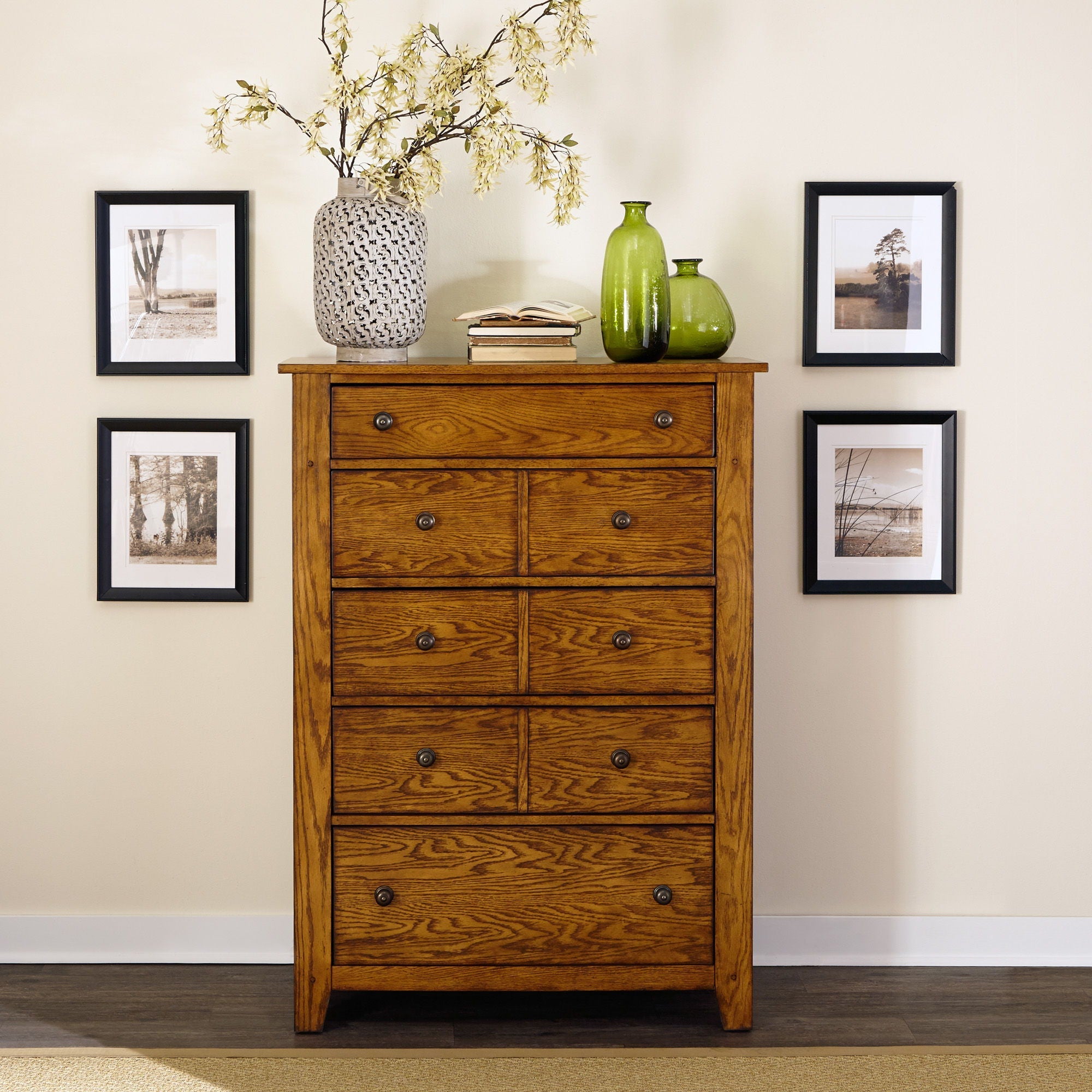 Commode 5 tiroirs - Chêne vieilli — Style chambre américaine rustique avec accents en bois et chevilles pour une touche artisanale.
