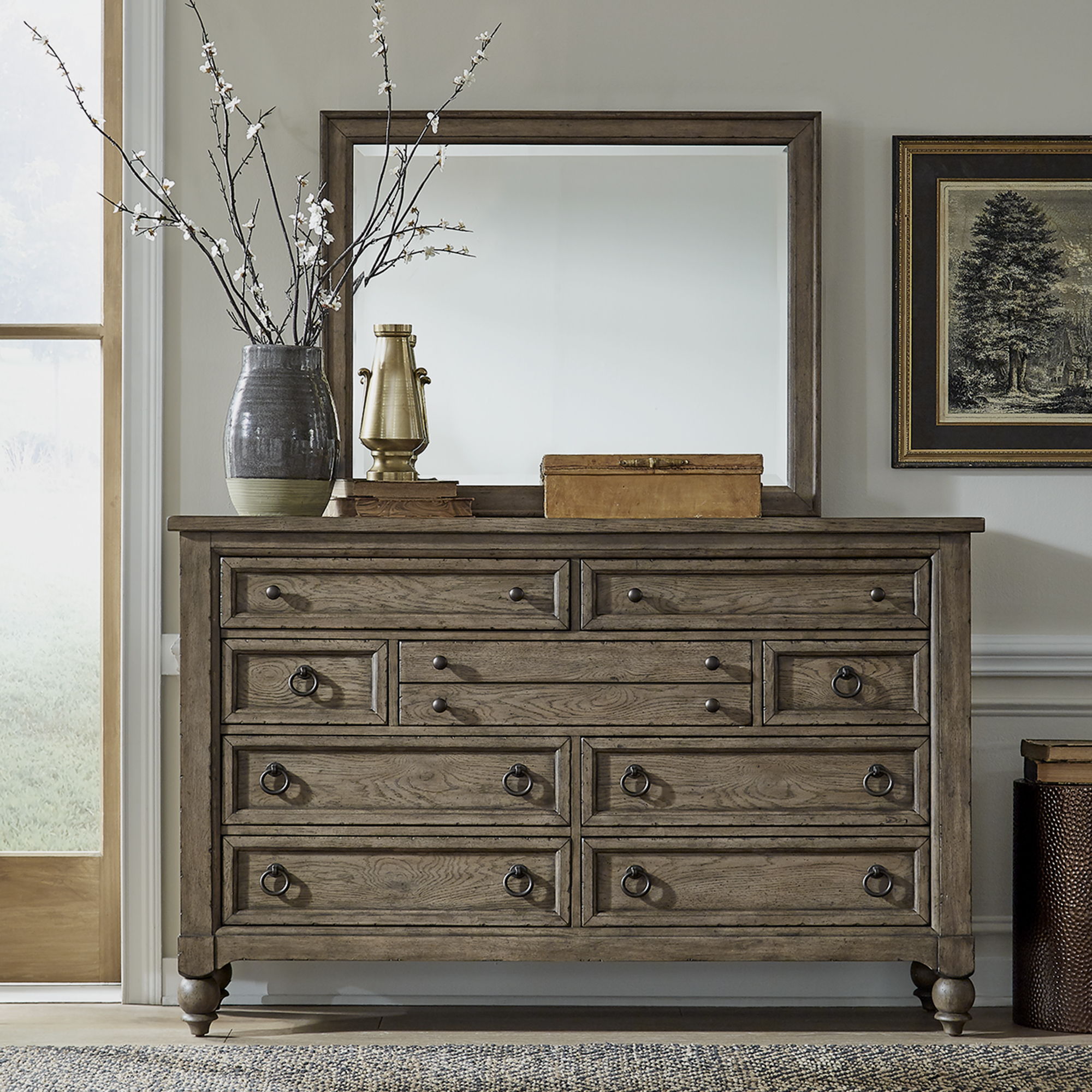 Commode et miroir — évoquent un style libre et personnel avec une touche artisanale authentique