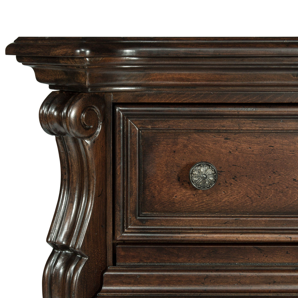 Commode et miroir – Brownstone — Une combinaison de proportions audacieuses et spectaculaires et de formes douces crée un style traditionnel décontracté