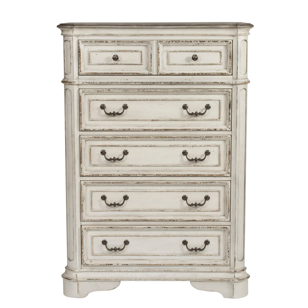 Commode 5 tiroirs — Des finitions antiques chaleureuses et un vieillissement artistique, associés à des dimensions généreuses, un ensemble à transmettre de génération en génération