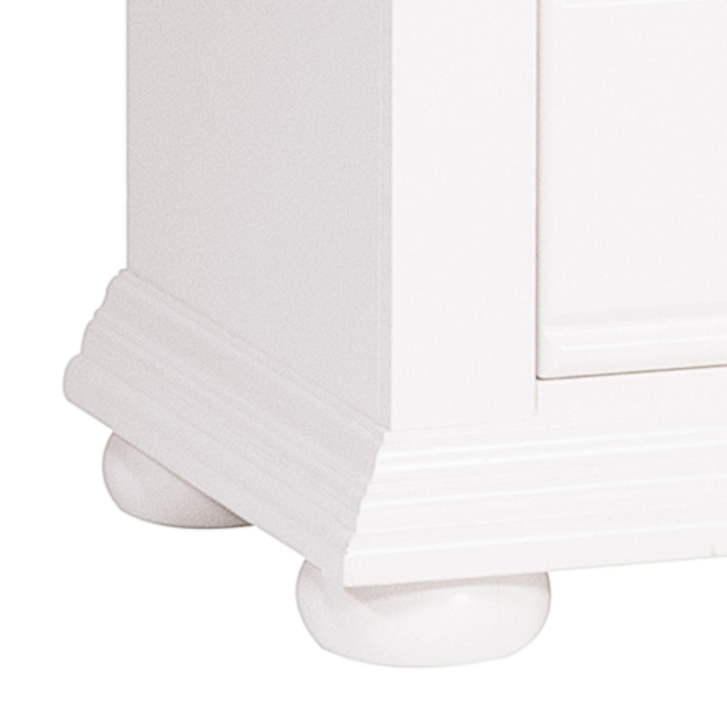 Commode multimédia - Blanc huître — La maison d'été met en valeur le meilleur du style cottage avec des accents de panneaux à persiennes dans une finition blanc huître