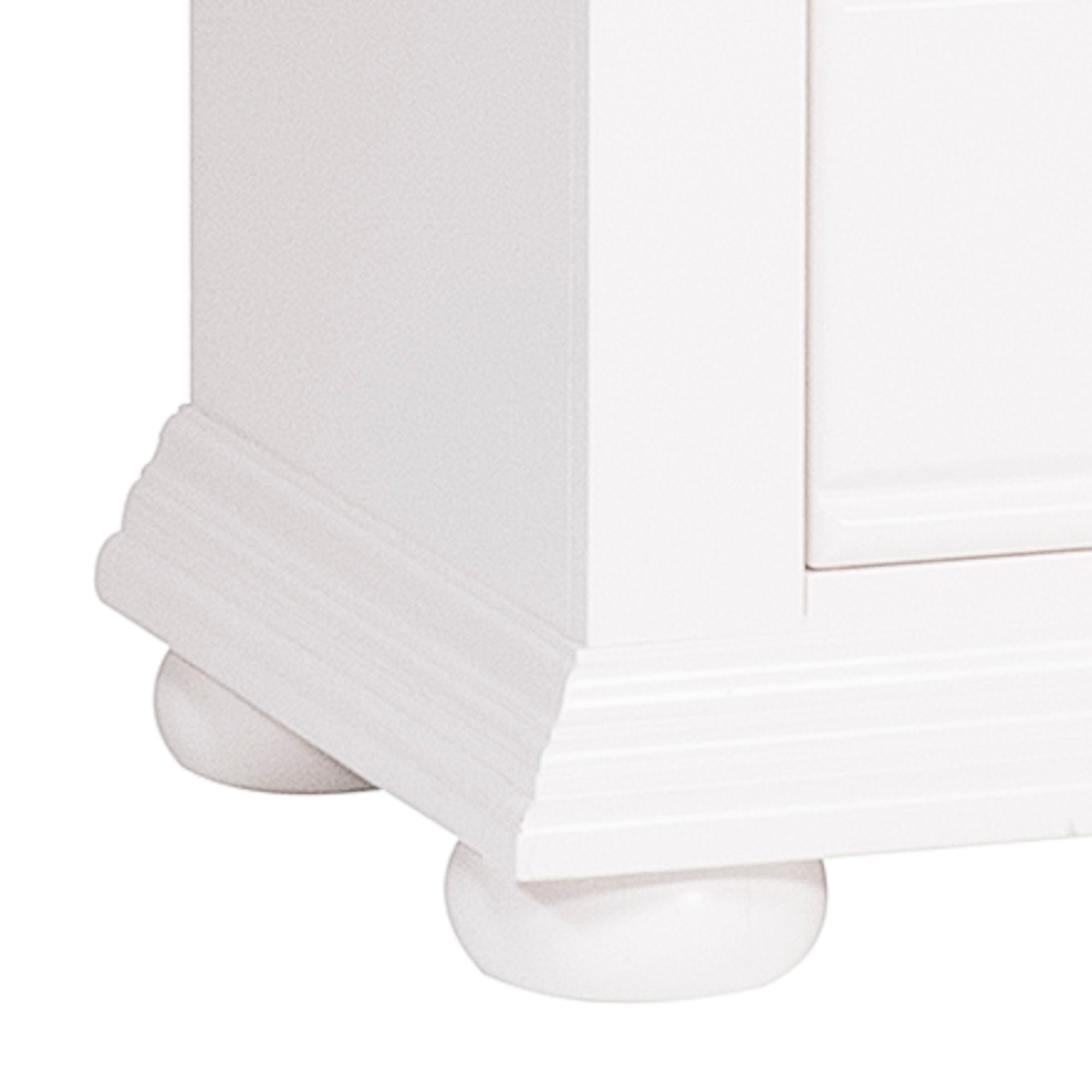Commode multimédia - Blanc huître — La maison d'été met en valeur le meilleur du style cottage avec des accents de panneaux à persiennes dans une finition blanc huître