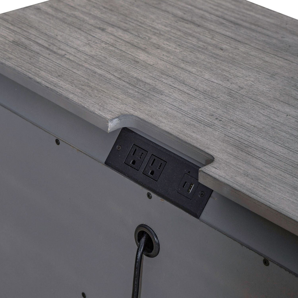 Commode de chevet avec station de recharge — Les façades de tiroir encadrées de bois et les pieds blocs complètent ce look traditionnel.