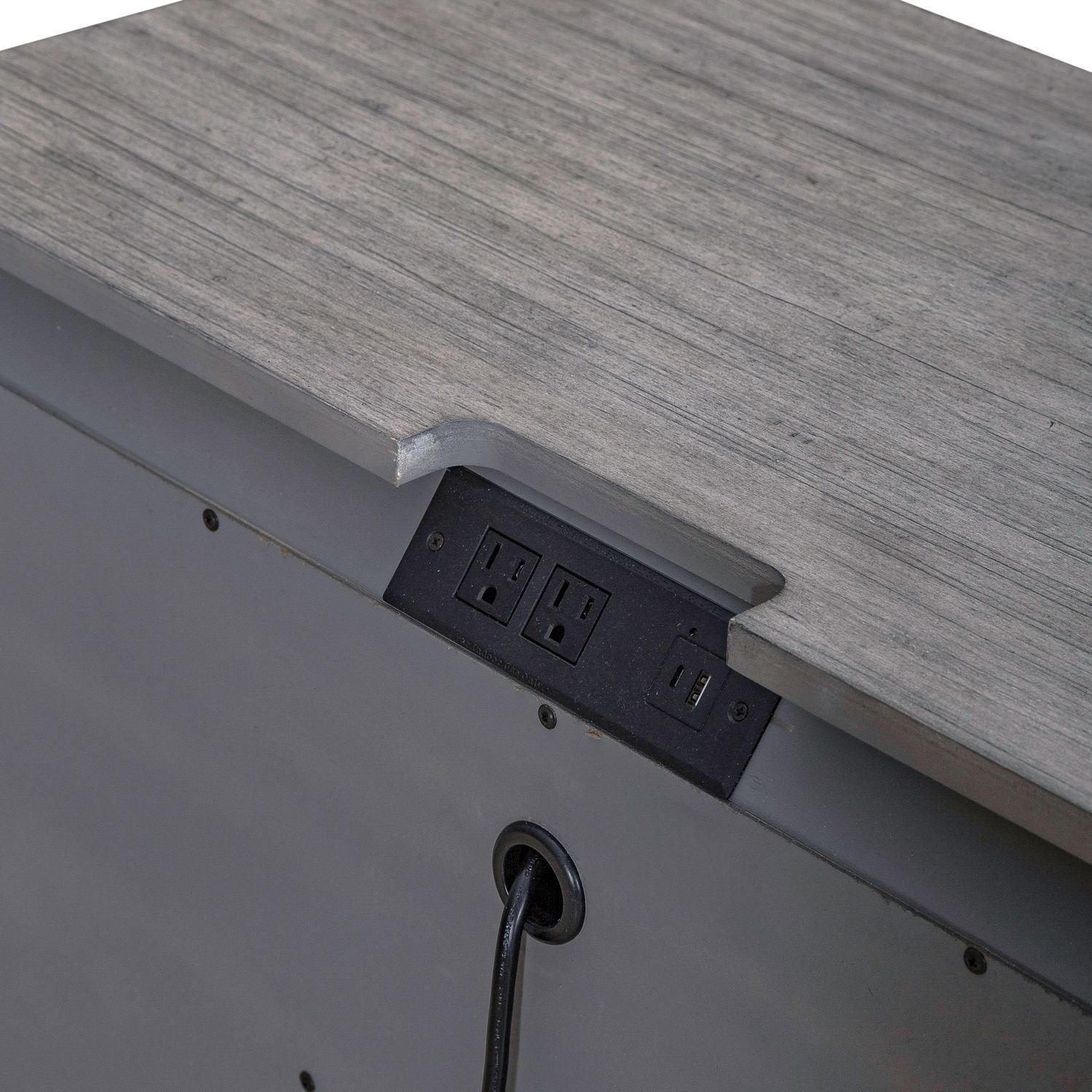 Commode de chevet avec station de recharge — Les façades de tiroir encadrées de bois et les pieds blocs complètent ce look traditionnel.