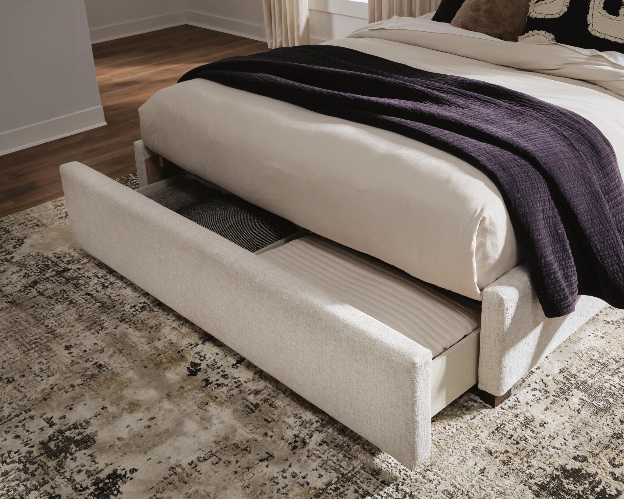 Lit rembourré Queen avec rangement - Beige — Un rangement intégré dans le pied de lit permet de ranger vos affaires avec élégance