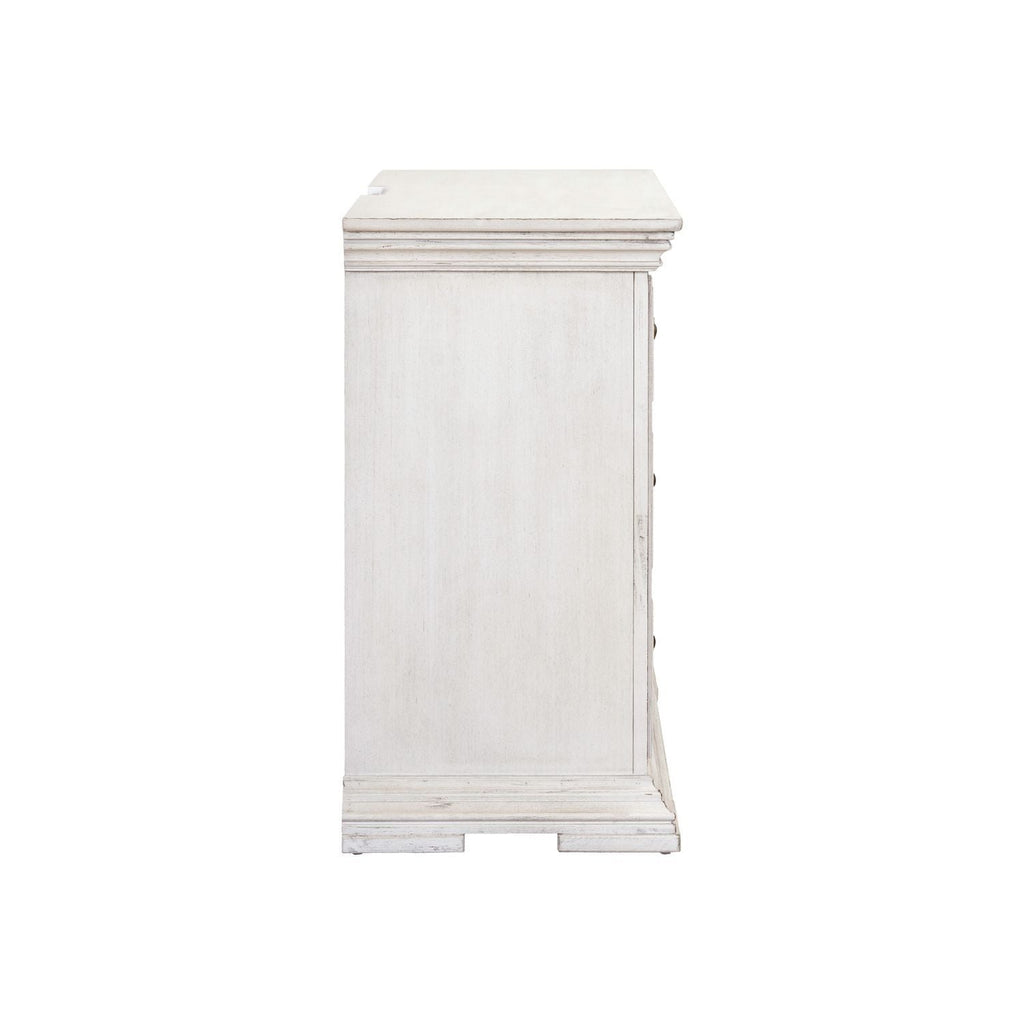 Commode de chevet avec station de recharge — Les façades de tiroir encadrées de bois et les pieds blocs complètent ce look traditionnel.