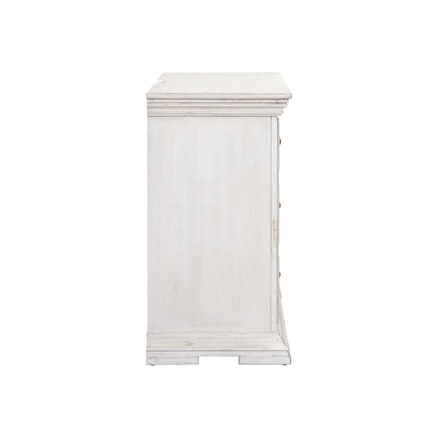 Commode de chevet avec station de recharge — Les façades de tiroir encadrées de bois et les pieds blocs complètent ce look traditionnel.