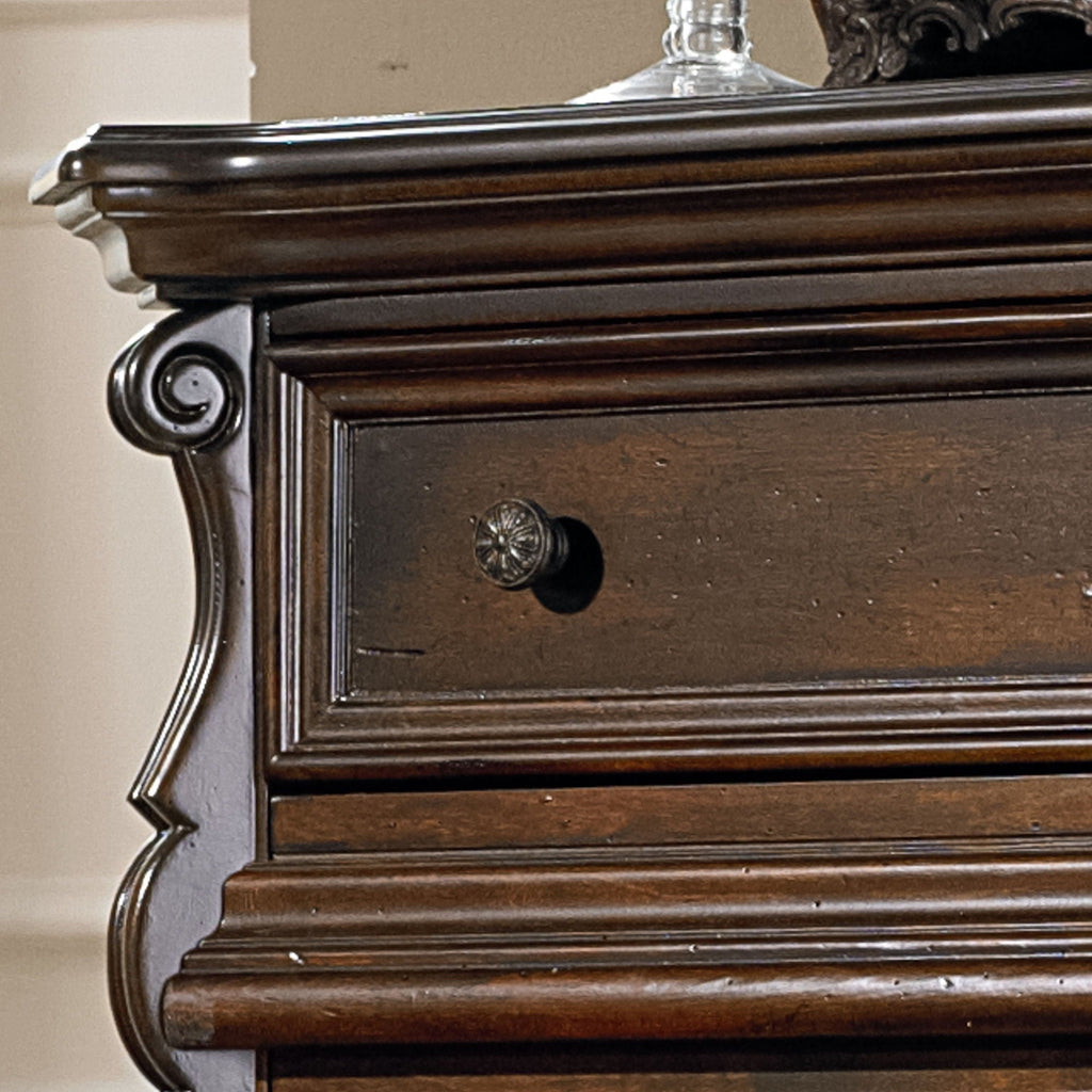 Commode 6 tiroirs - Brownstone — L'alliance de proportions audacieuses et spectaculaires et de formes douces crée un style traditionnel décontracté
