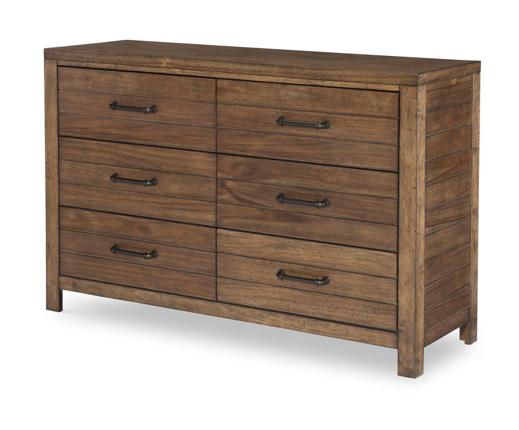 Commode — les détails des lattes sur les côtés et les façades des tiroirs ainsi que les plateaux épais ajoutent une touche rustique moderne à l'esthétique de l'ensemble.