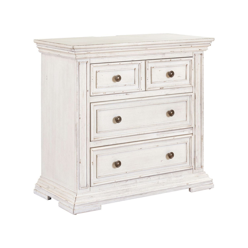 Commode de chevet avec station de recharge — Les façades de tiroir encadrées de bois et les pieds blocs complètent ce look traditionnel.
