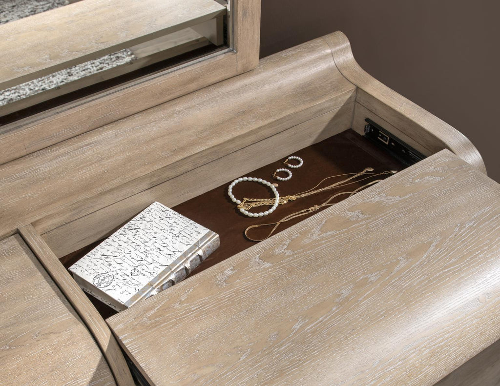 Commode 6 tiroirs - Sandstone — La finition douce Sandstone est accentuée par des poignées en argent brossé, créant une ligne épurée