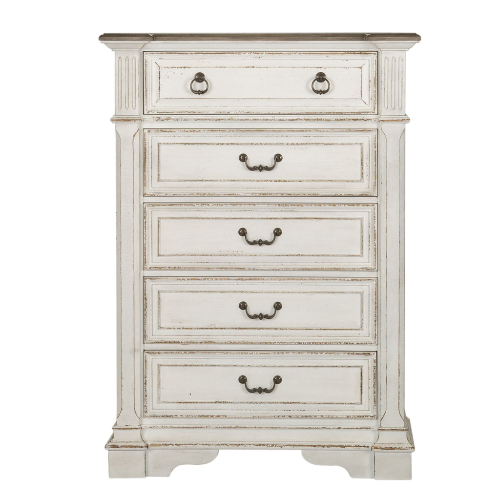 Commode 5 tiroirs – Blanc antique — Les poignées coquilles et anneaux en étain vieilli ajoutent la touche finale à la commode