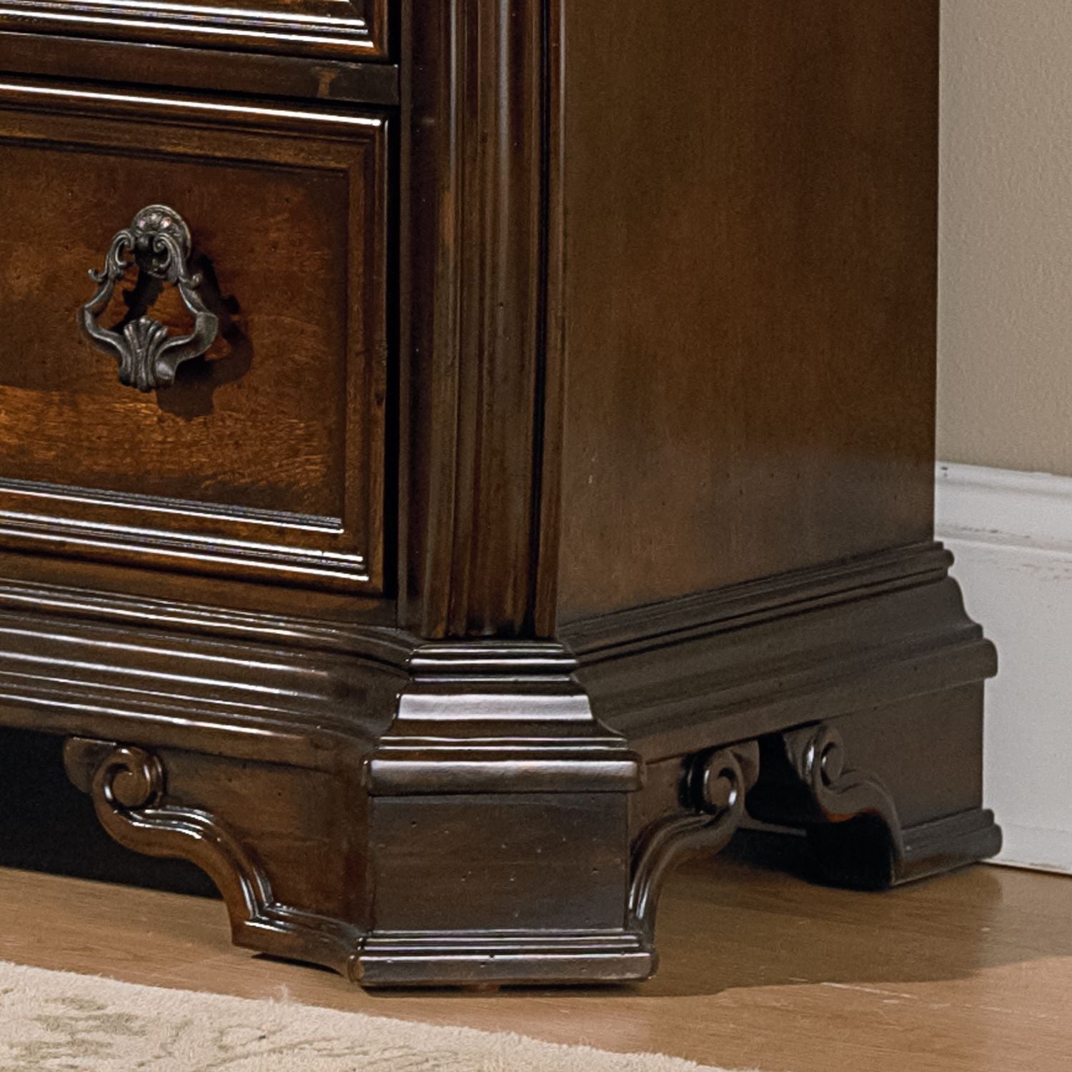 Commode 6 tiroirs - Brownstone — L'alliance de proportions audacieuses et spectaculaires et de formes douces crée un style traditionnel décontracté