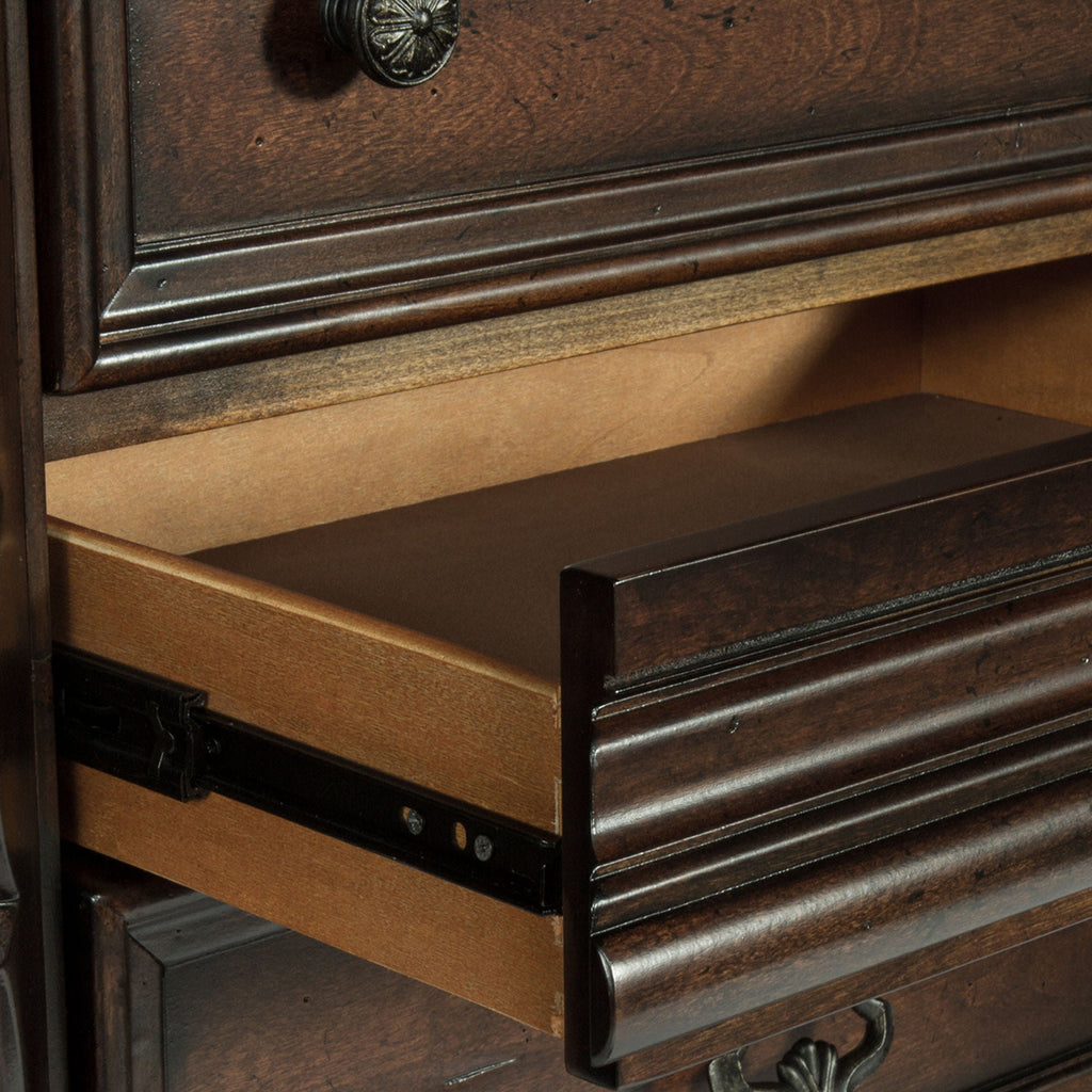 Commode et miroir – Brownstone — Une combinaison de proportions audacieuses et spectaculaires et de formes douces crée un style traditionnel décontracté