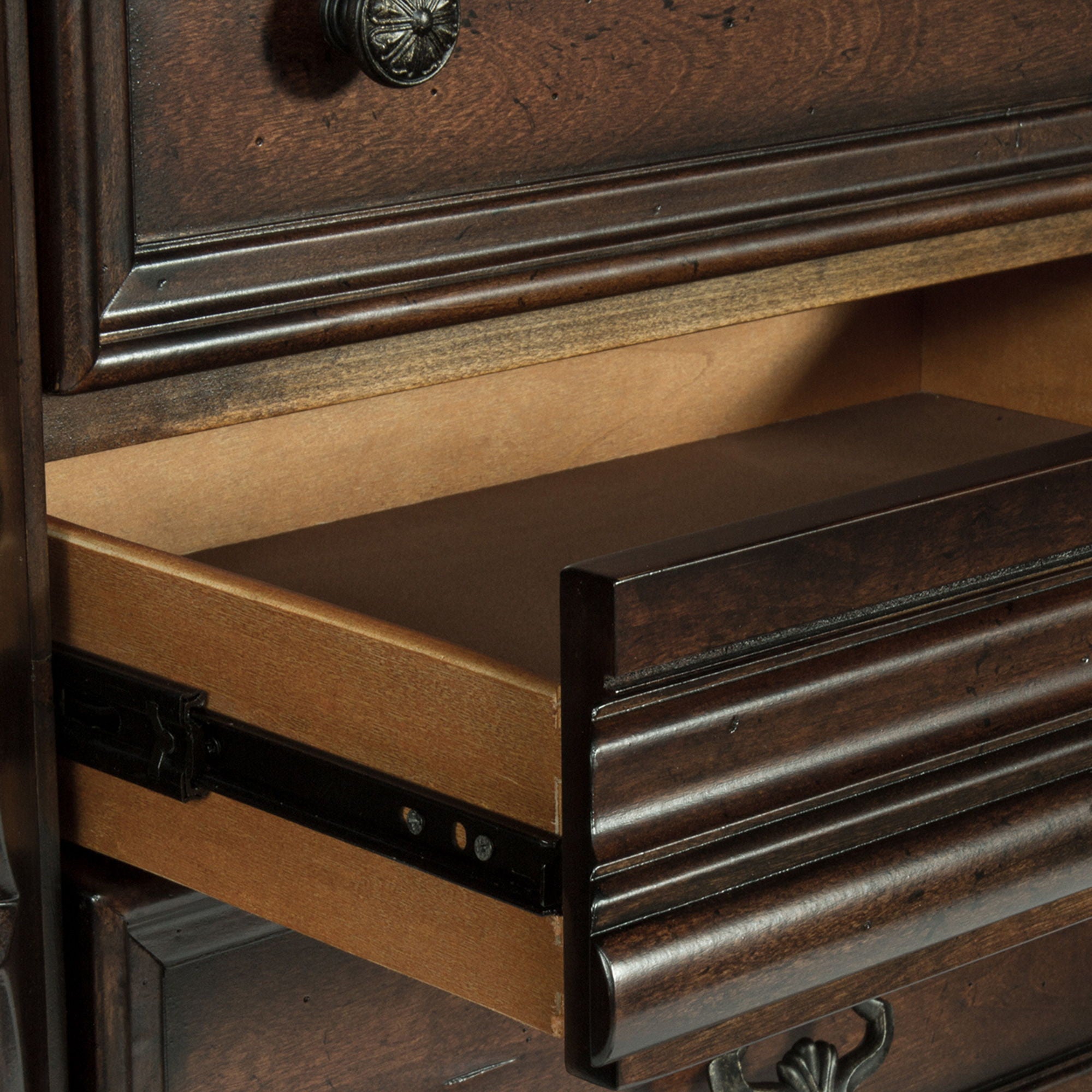 Commode et miroir – Brownstone — Une combinaison de proportions audacieuses et spectaculaires et de formes douces crée un style traditionnel décontracté