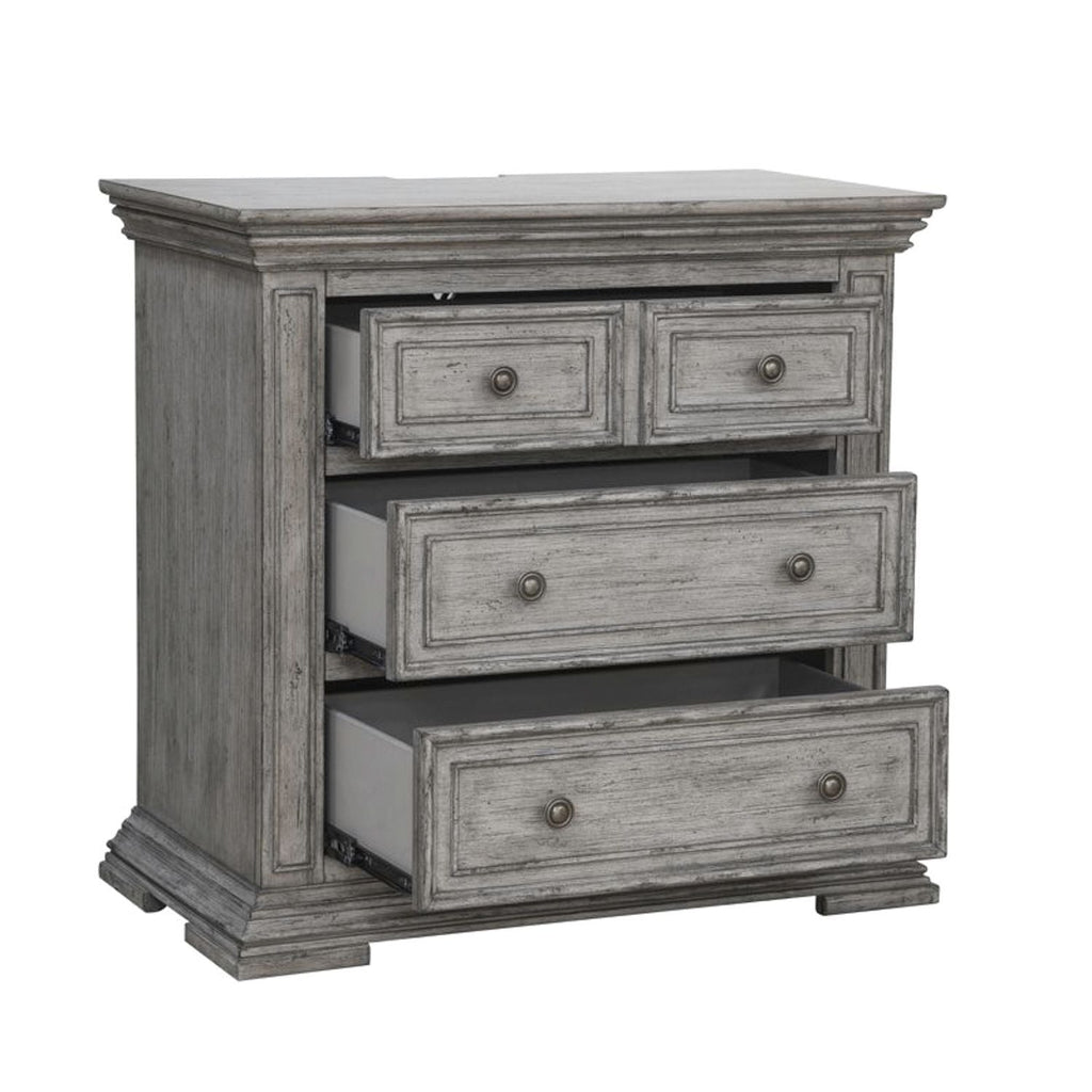 Commode de chevet avec station de recharge — Les façades de tiroir encadrées de bois et les pieds blocs complètent ce look traditionnel.