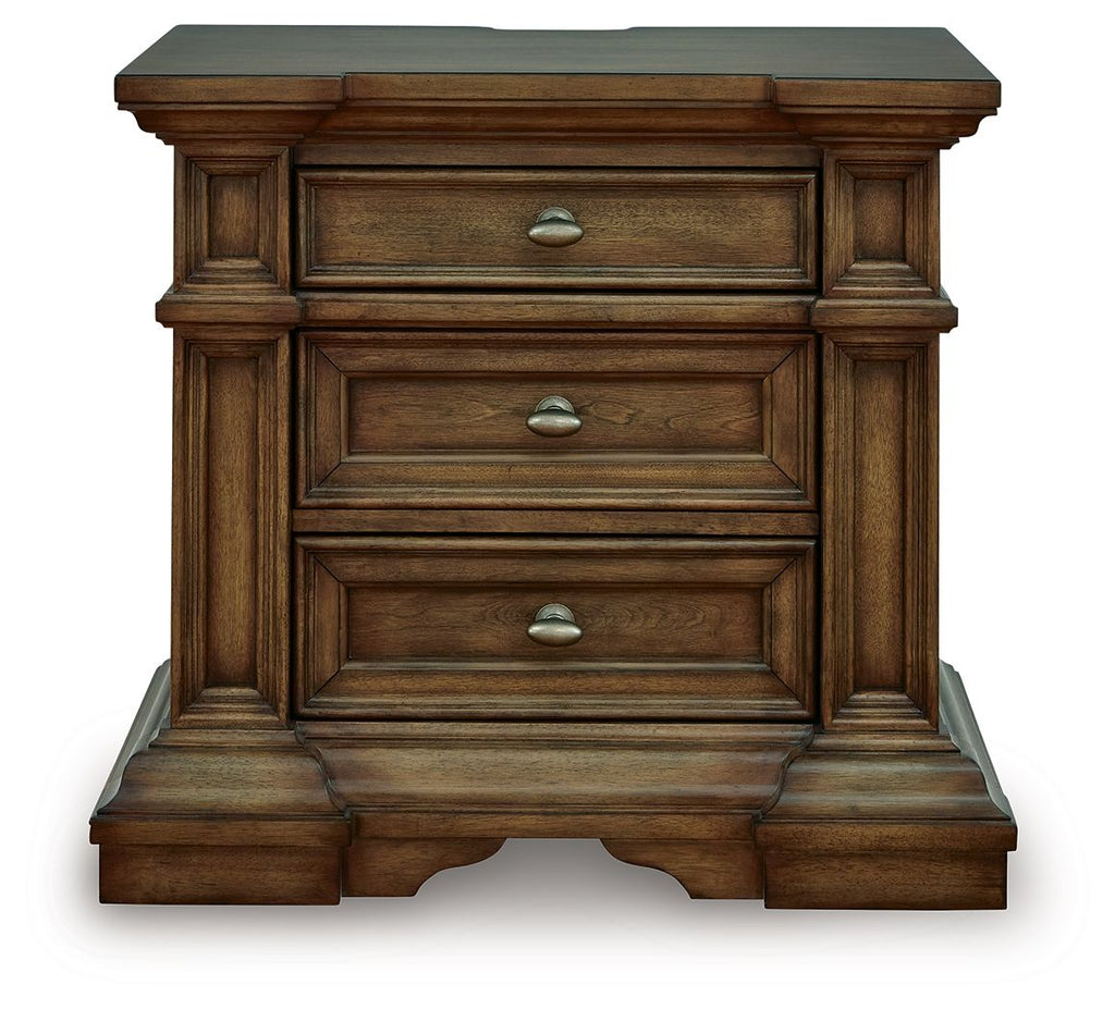 Table de chevet à trois tiroirs – Marron — avec une finition richement détaillée qui évoque une élégance majestueuse