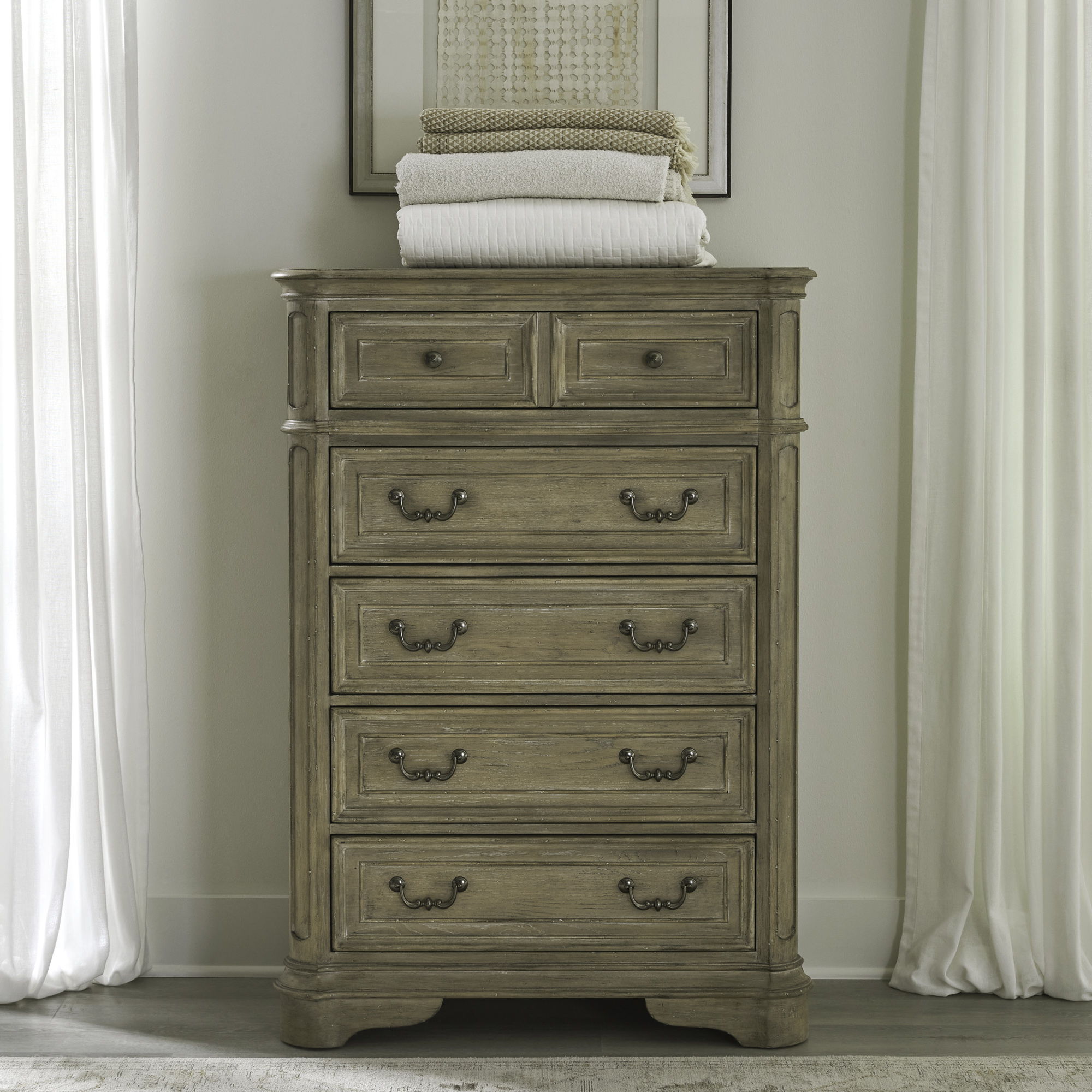 Commode 5 tiroirs — Des finitions antiques chaleureuses et un vieillissement artistique, associés à des dimensions généreuses, un ensemble à transmettre de génération en génération