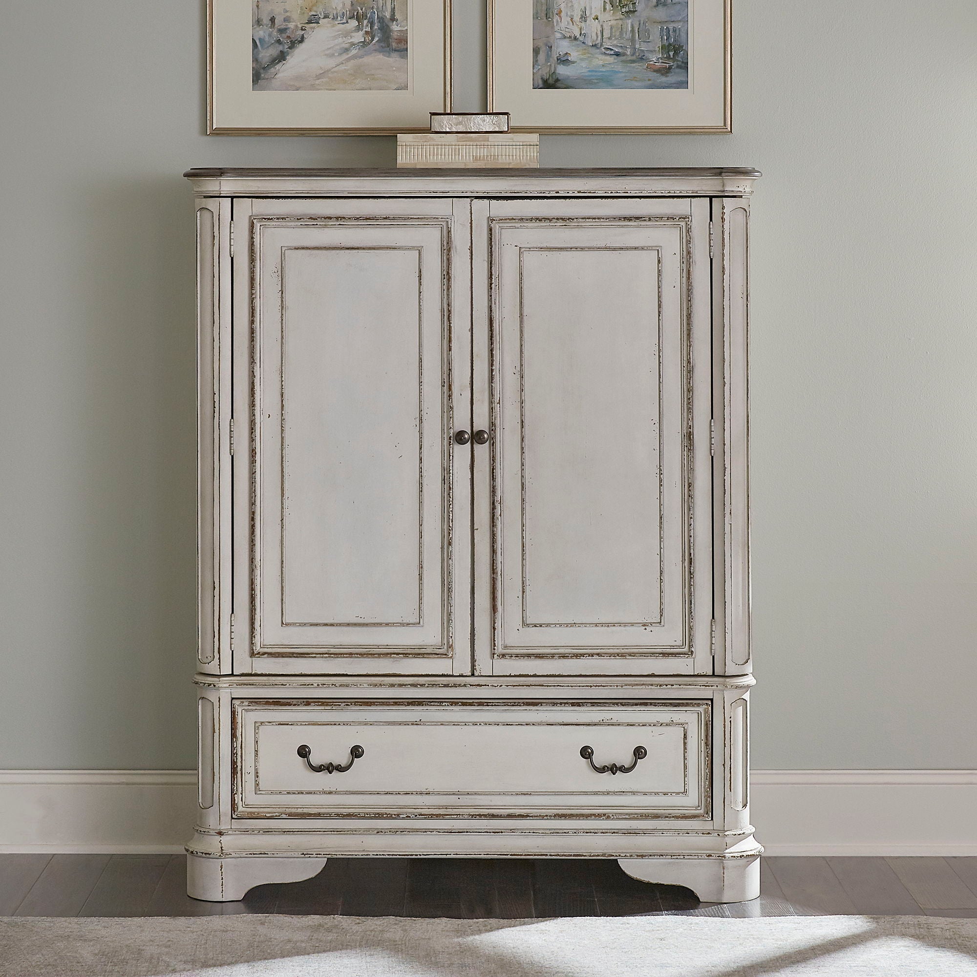 Commode à portes – Blanc antique — Le mélange d'influences européennes crée un style vraiment unique pour tout espace de vie