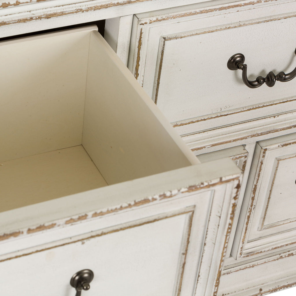 Commode et miroir - Blanc antique — Des poignées et des anneaux de style ancien en étain antique ajoutent la touche finale aux meubles.
