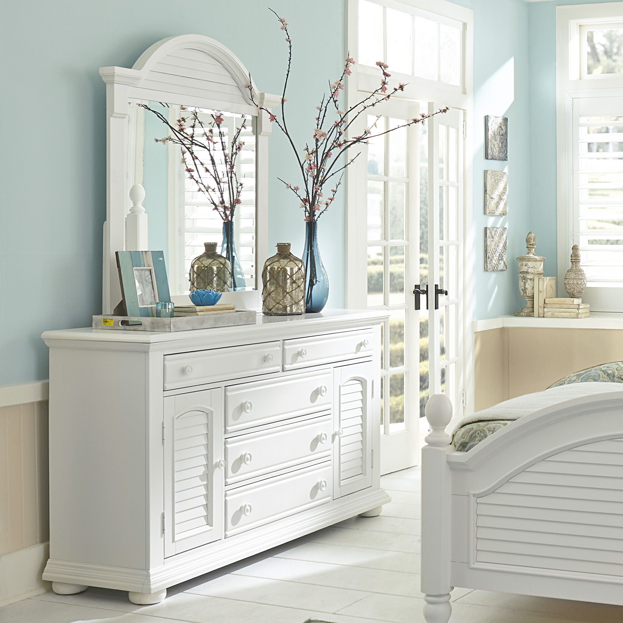 Commode et miroir - Blanc — La maison d'été représente le meilleur du style chalet avec des accents de panneaux persiennés dans une finition blanc cassé.