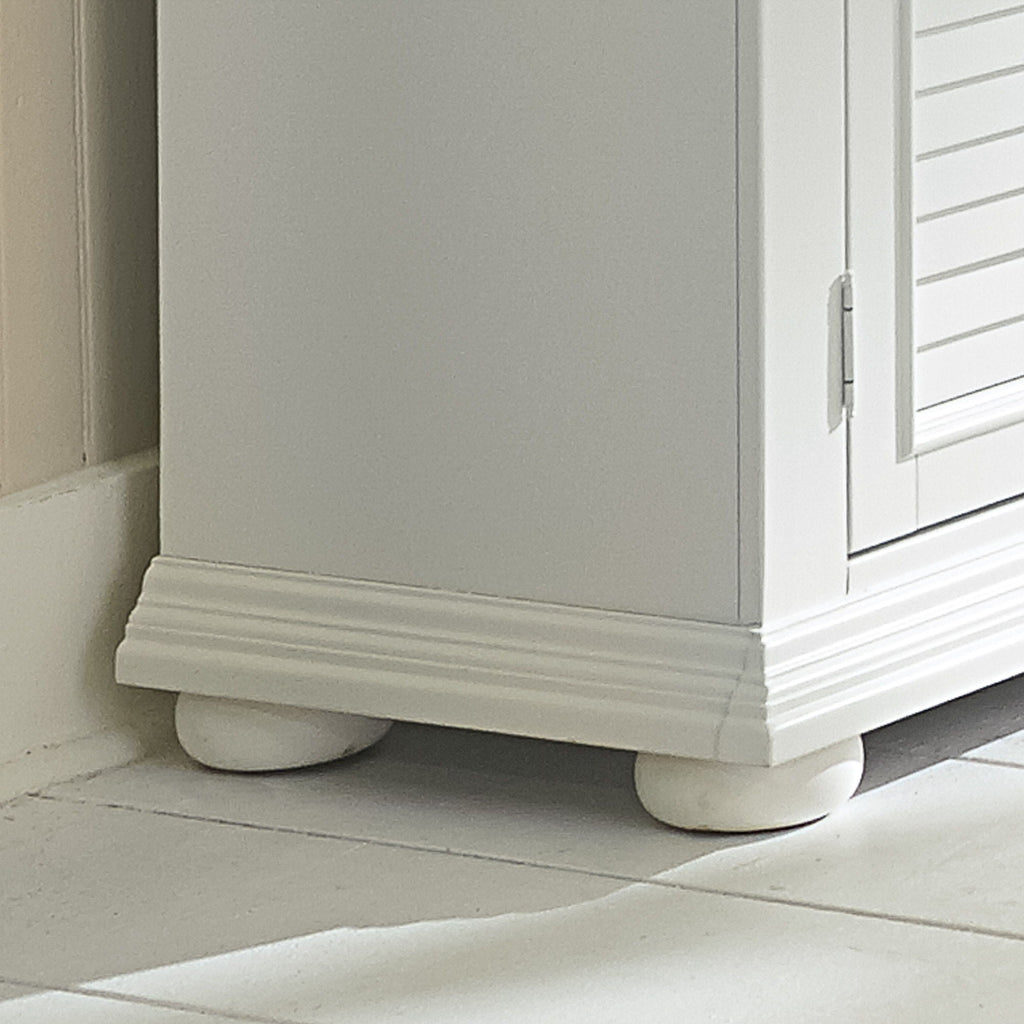 Commode et miroir - Blanc — La maison d'été représente le meilleur du style chalet avec des accents de panneaux persiennés dans une finition blanc cassé.