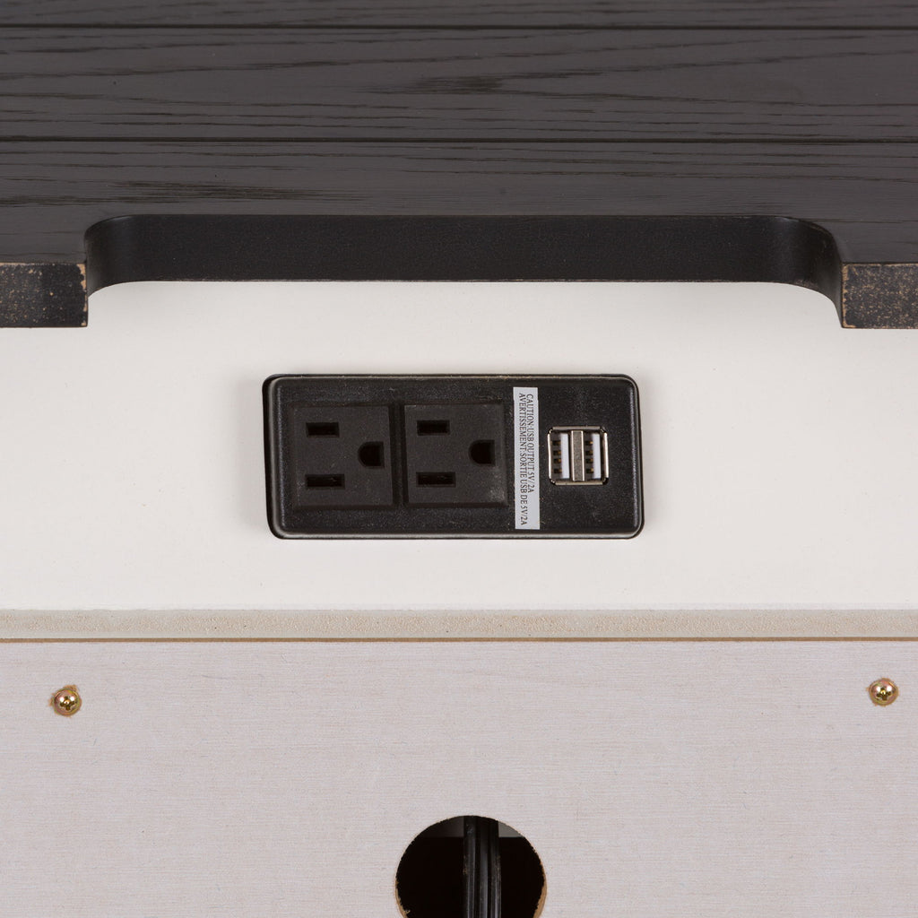 Table de chevet avec station de recharge – Les plateaux à lattes ajoutent une touche vintage tandis que les pieds fuselés élégants s'accordent au style chalet
