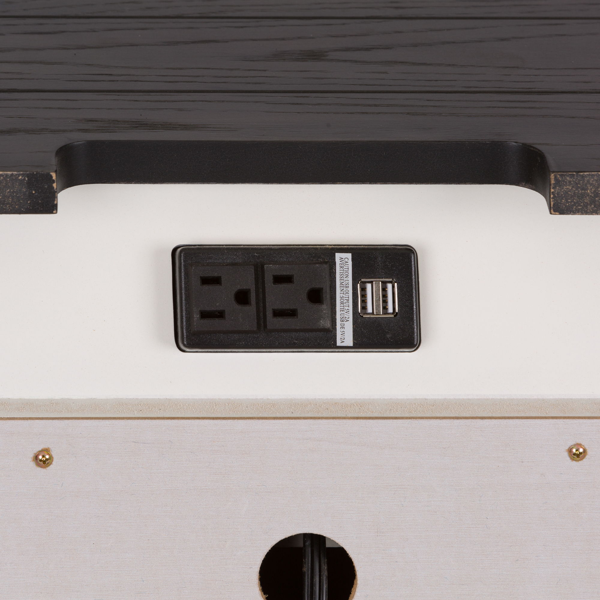 Table de chevet avec station de recharge – Les plateaux à lattes ajoutent une touche vintage tandis que les pieds fuselés élégants s'accordent au style chalet