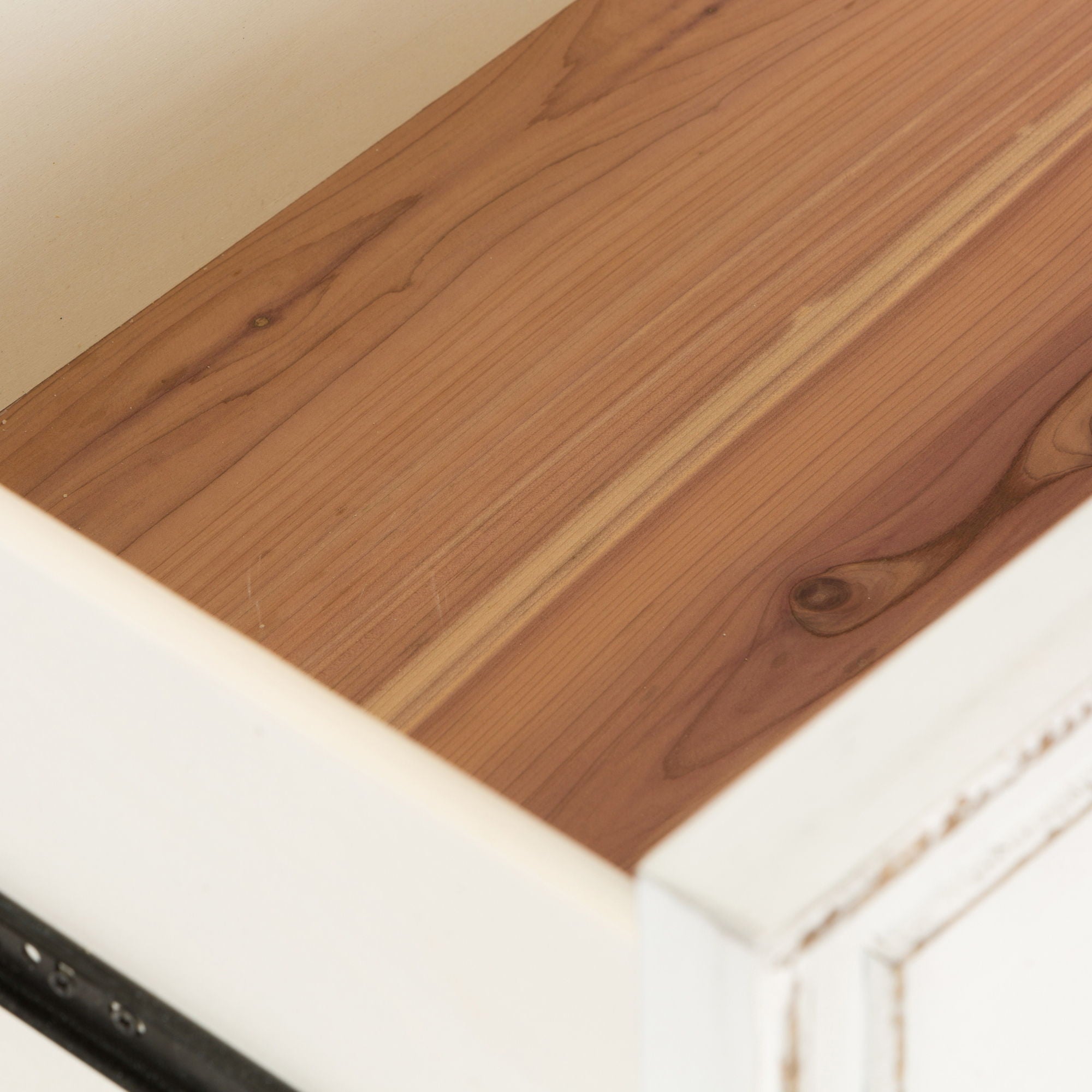 Commode 5 tiroirs – Blanc antique — Les poignées coquilles et anneaux en étain vieilli ajoutent la touche finale à la commode