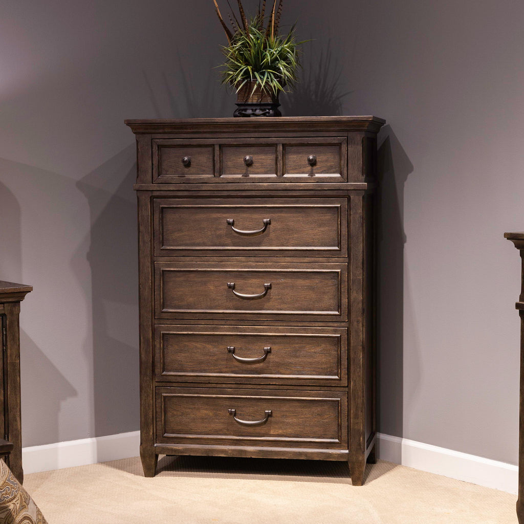 Commode 5 tiroirs - Marron SADDLE – Traditional Living est un design qui crée une impression grandiose du passé et le luxe d'aujourd'hui