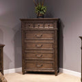 Commode 5 tiroirs - Marron SADDLE – Traditional Living est un design qui crée une impression grandiose du passé et le luxe d'aujourd'hui