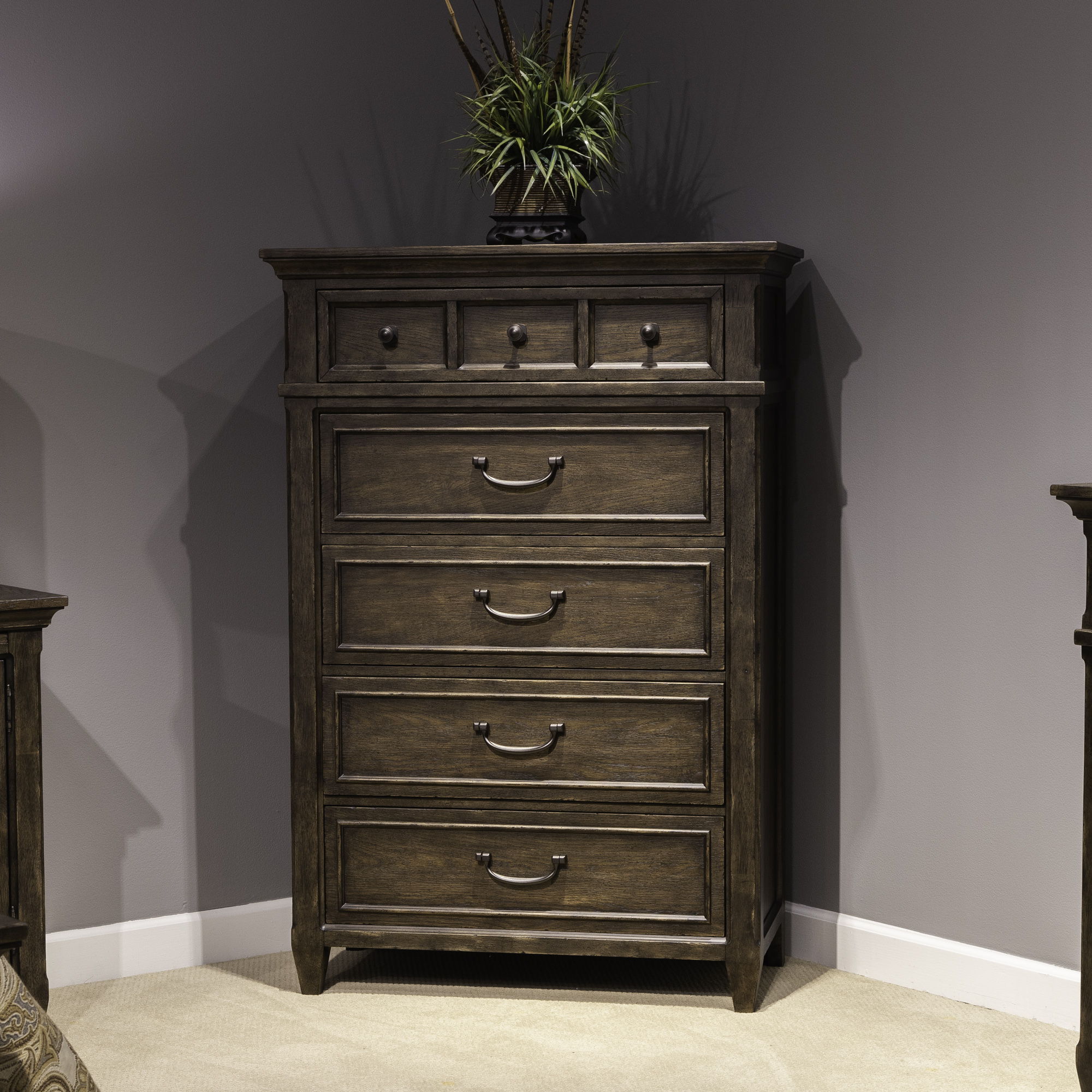Commode 5 tiroirs - Marron SADDLE – Traditional Living est un design qui crée une impression grandiose du passé et le luxe d'aujourd'hui