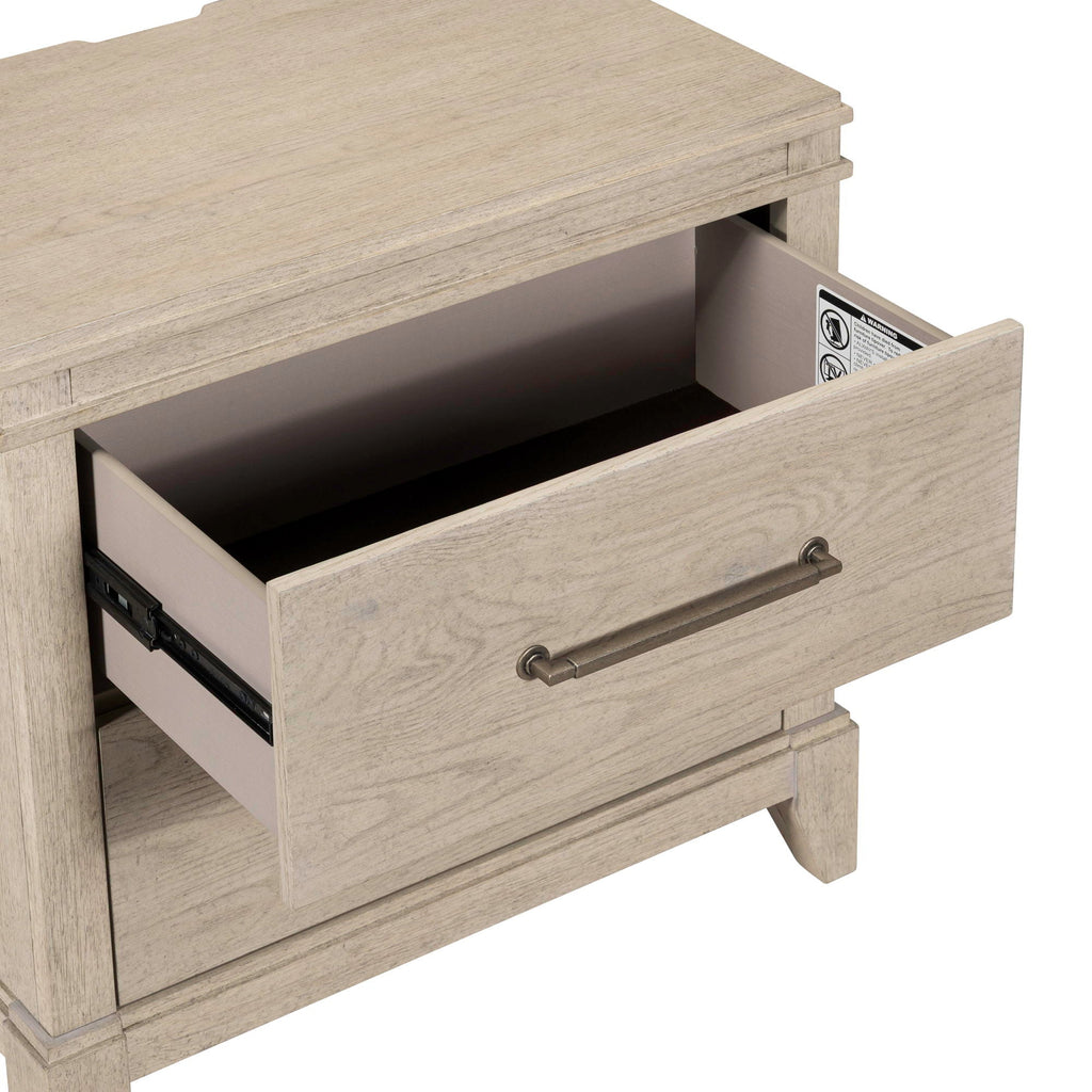 Table de chevet avec station de recharge – Blanc sanctuaire – offre un style de transition alliant le traditionnel et le contemporain
