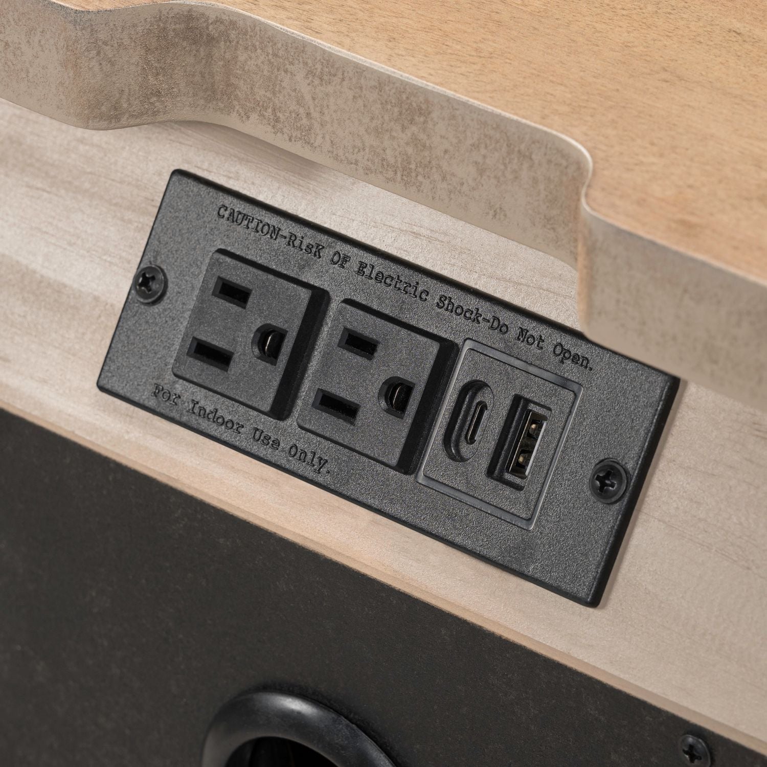 Table de chevet avec station de recharge - Beige chameau — Traditional Living offre des éléments de design classiques avec un sens du confort