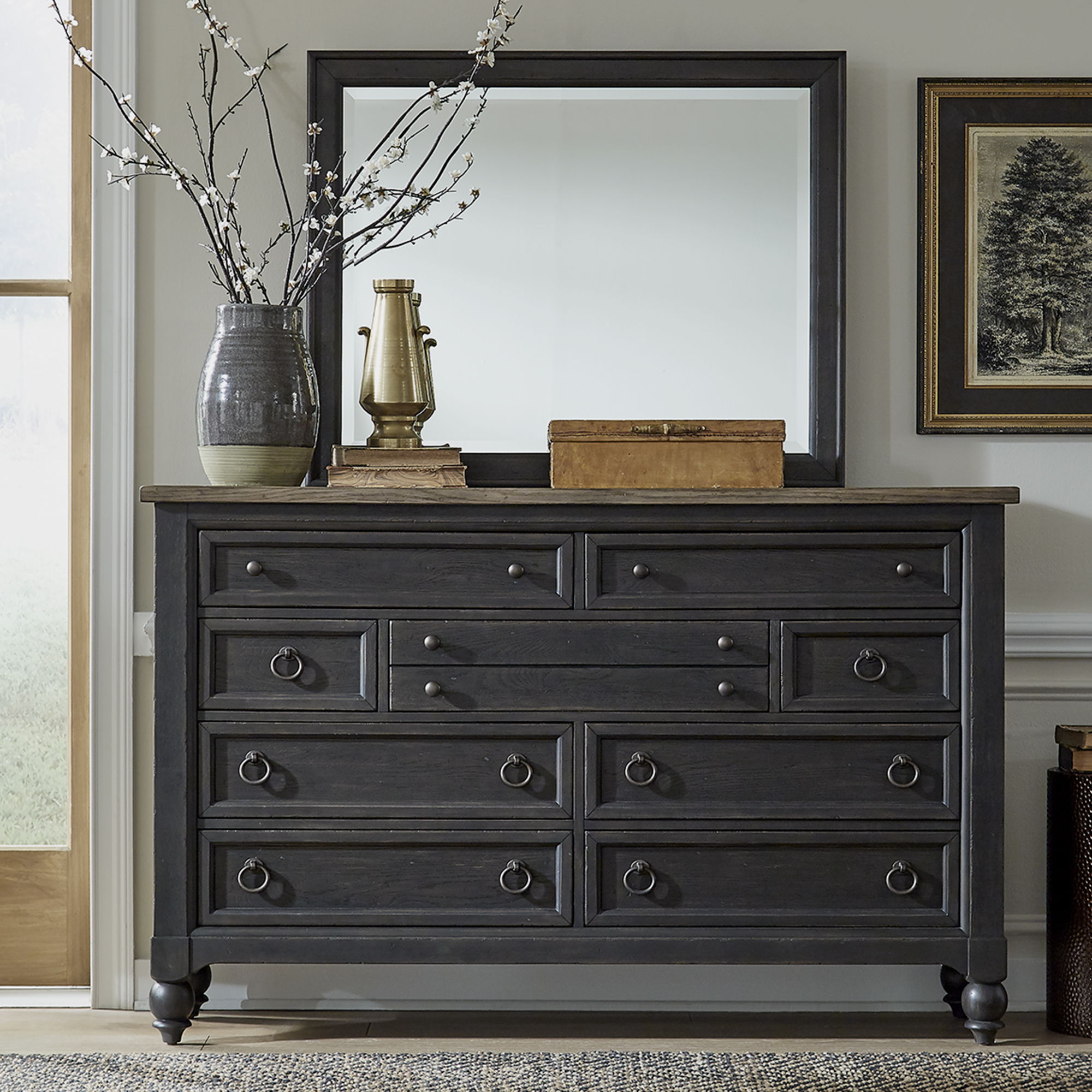 Commode et miroir — évoquent un style libre et personnel avec une touche artisanale authentique