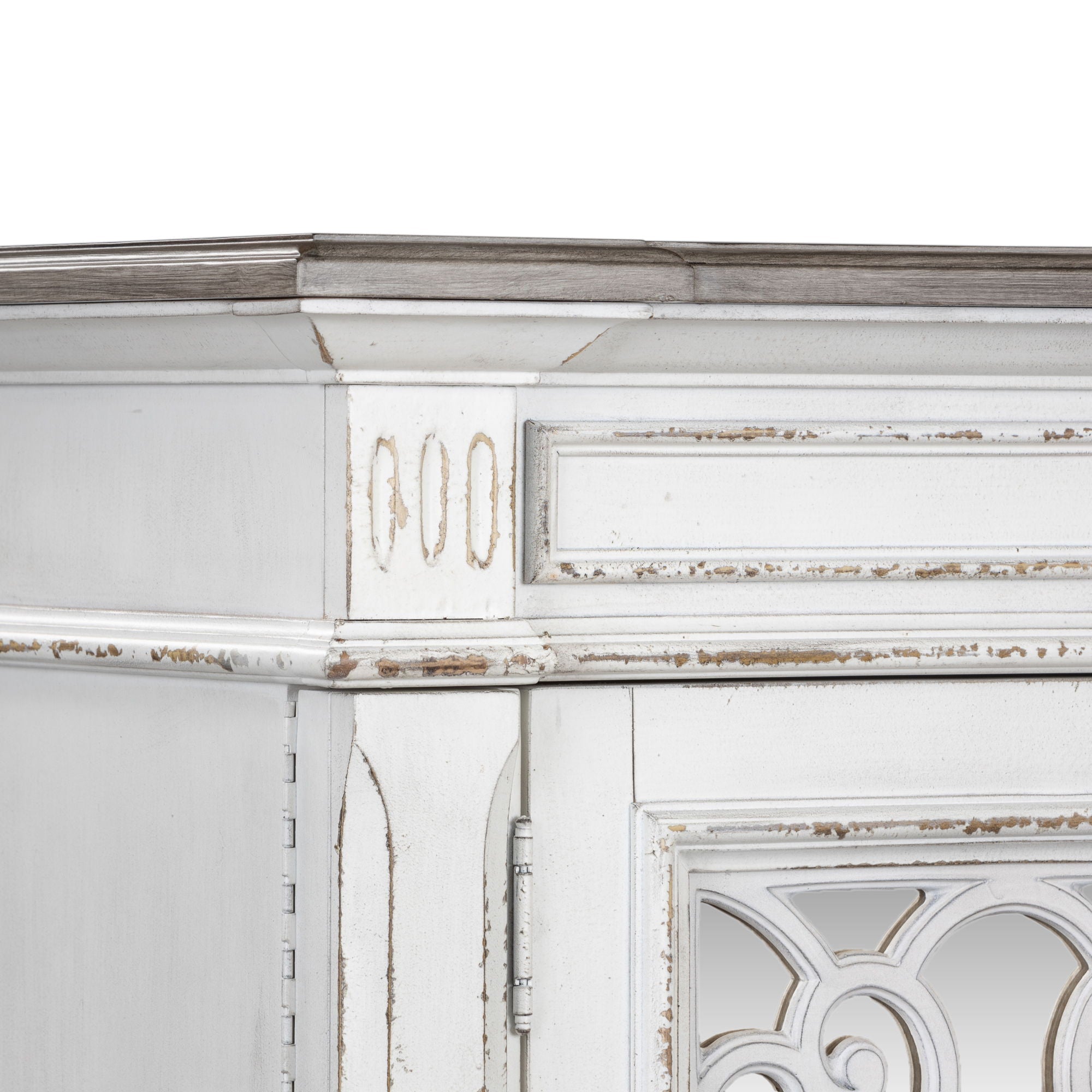 Commode à portes-miroirs – Blanc antique — La quincaillerie en anneau et poignée tombante en étain antique apporte la touche finale aux meubles.