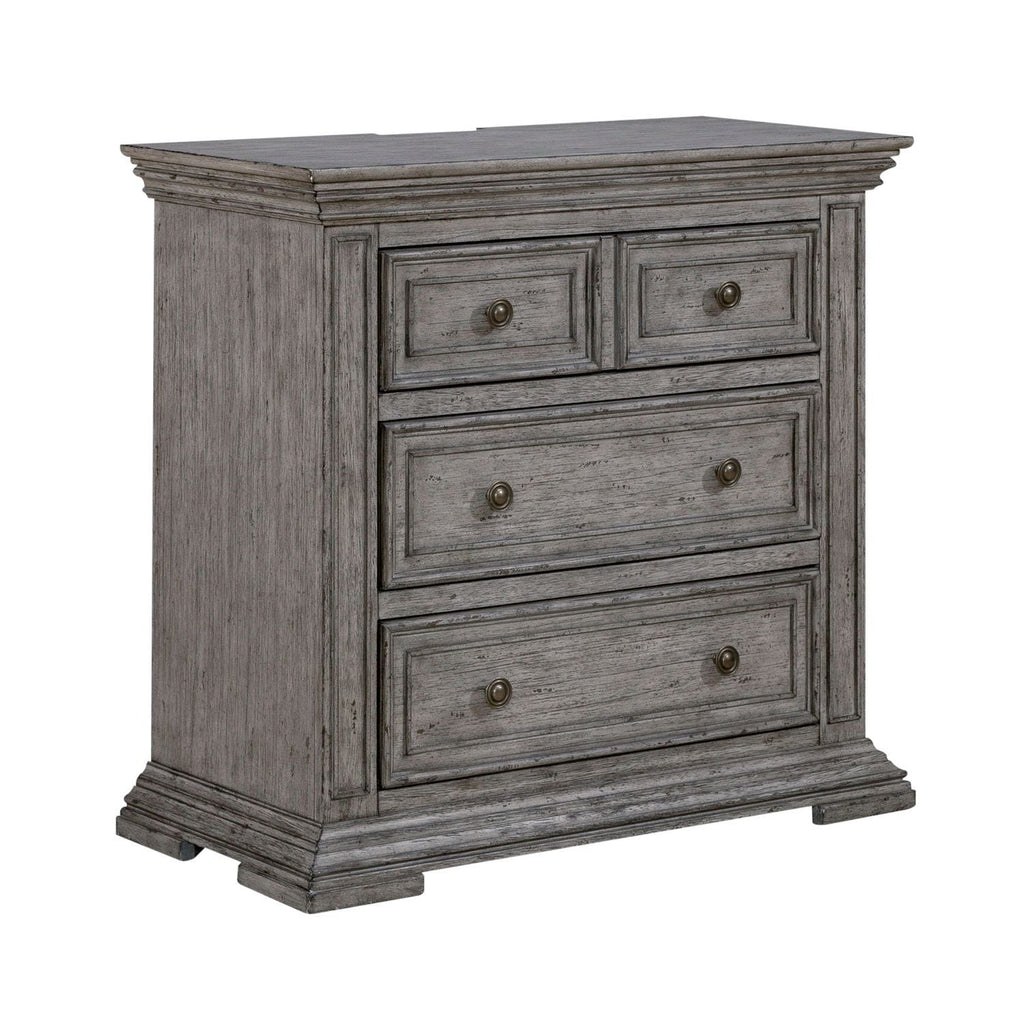 Commode de chevet avec station de recharge — Les façades de tiroir encadrées de bois et les pieds blocs complètent ce look traditionnel.