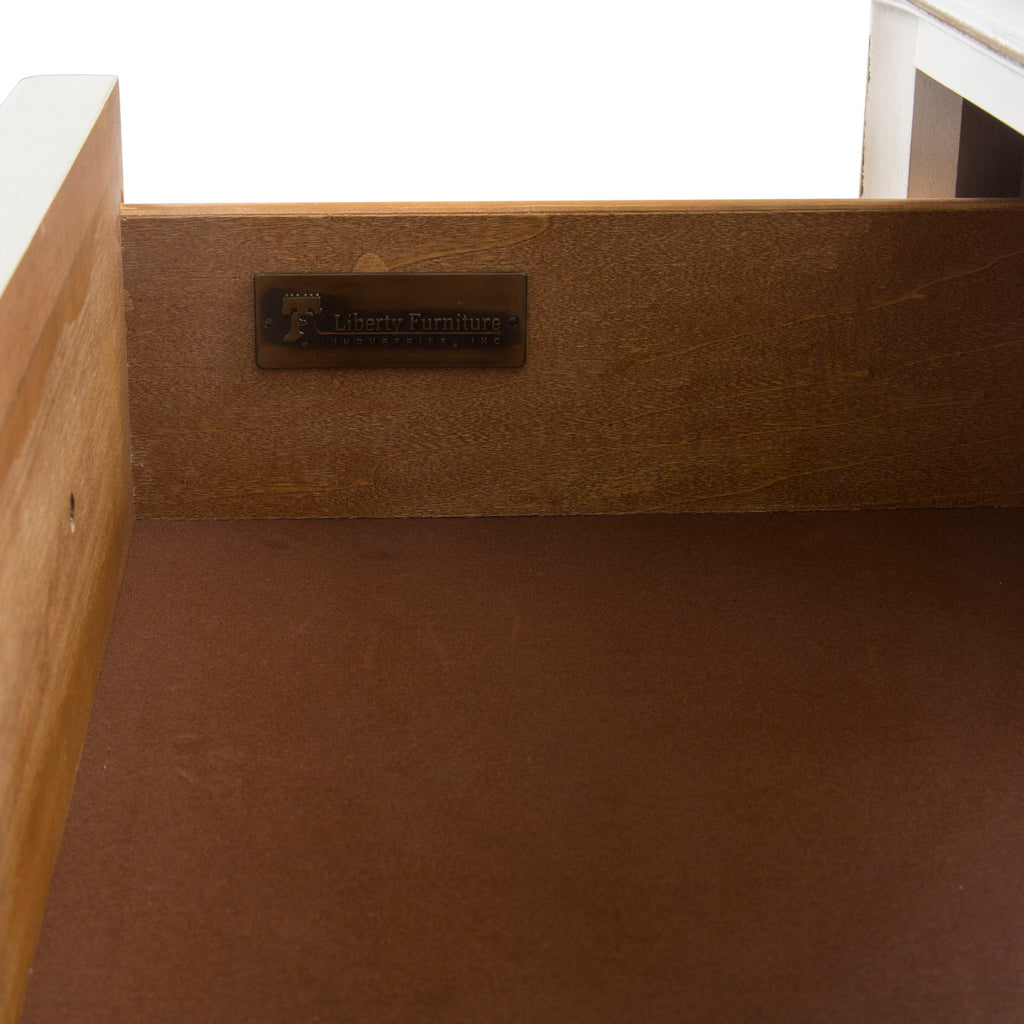 Commode 5 tiroirs — Des finitions antiques chaleureuses et un vieillissement artistique, associés à des dimensions généreuses, un ensemble à transmettre de génération en génération