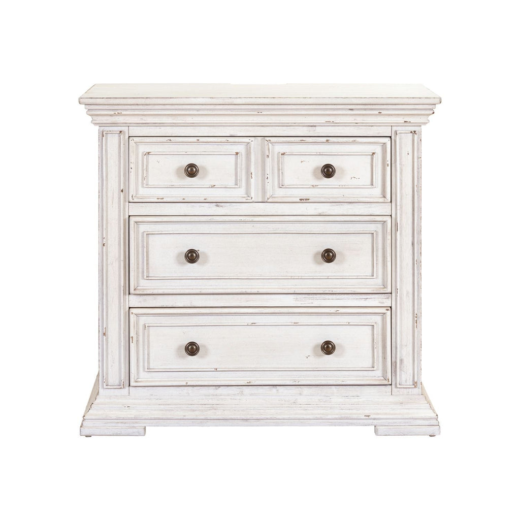 Commode de chevet avec station de recharge — Les façades de tiroir encadrées de bois et les pieds blocs complètent ce look traditionnel.