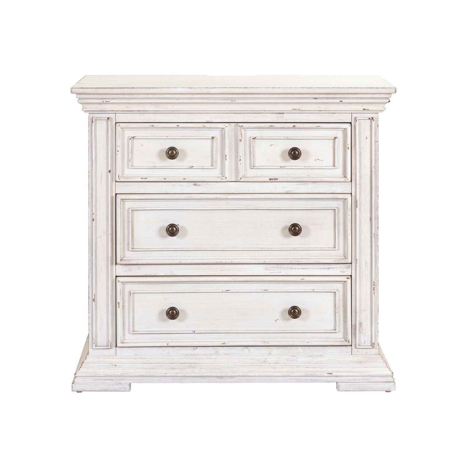 Commode de chevet avec station de recharge — Les façades de tiroir encadrées de bois et les pieds blocs complètent ce look traditionnel.