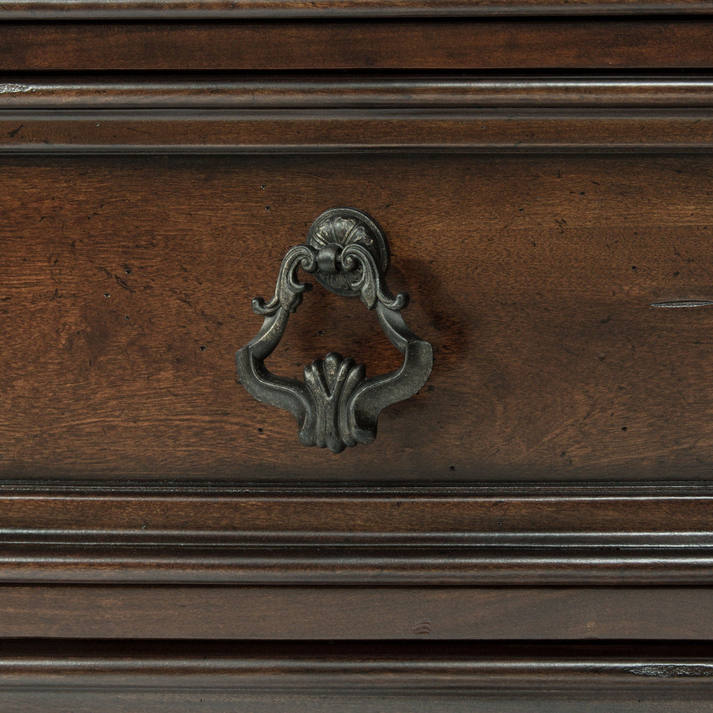 Commode et miroir – Brownstone — Une combinaison de proportions audacieuses et spectaculaires et de formes douces crée un style traditionnel décontracté