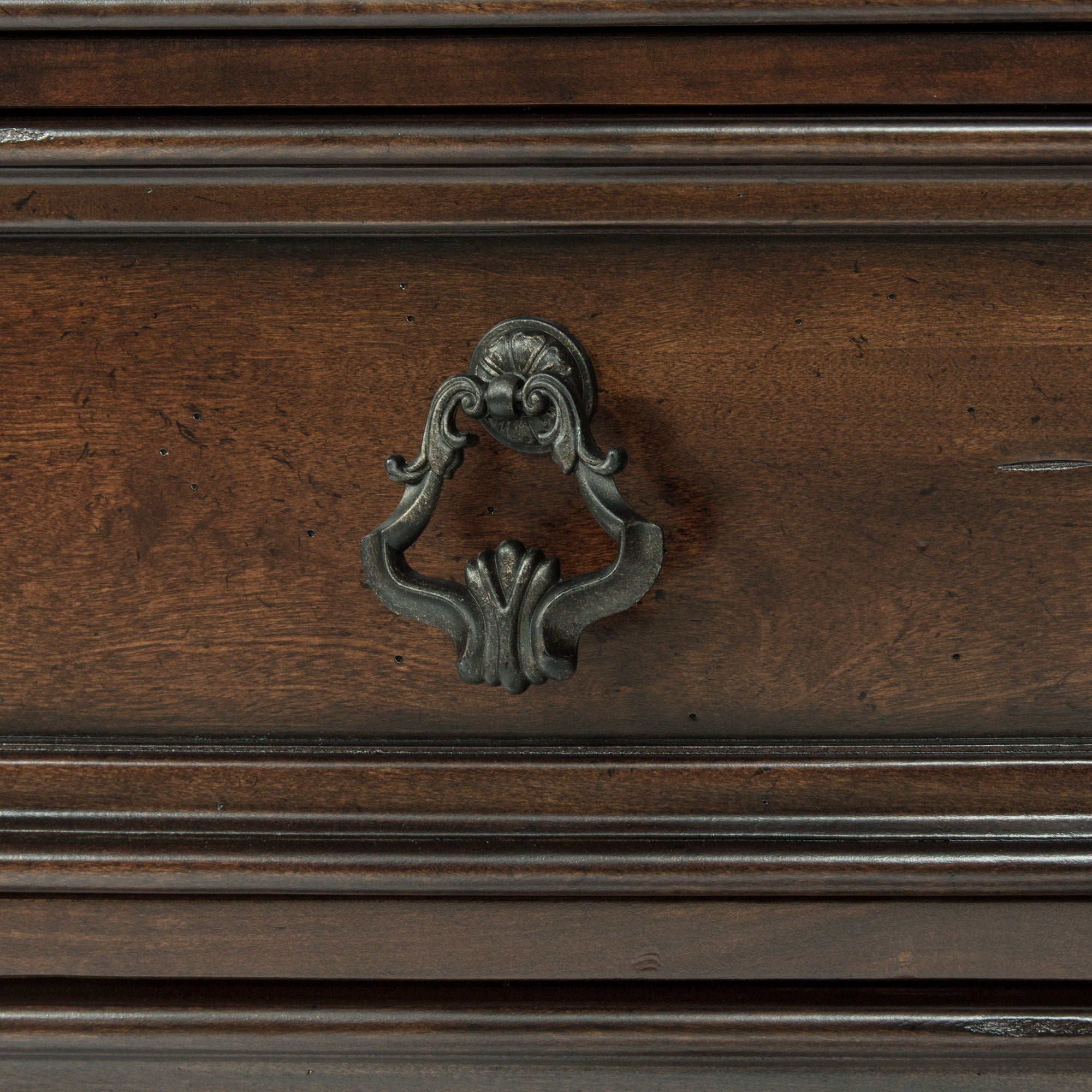 Commode et miroir – Brownstone — Une combinaison de proportions audacieuses et spectaculaires et de formes douces crée un style traditionnel décontracté