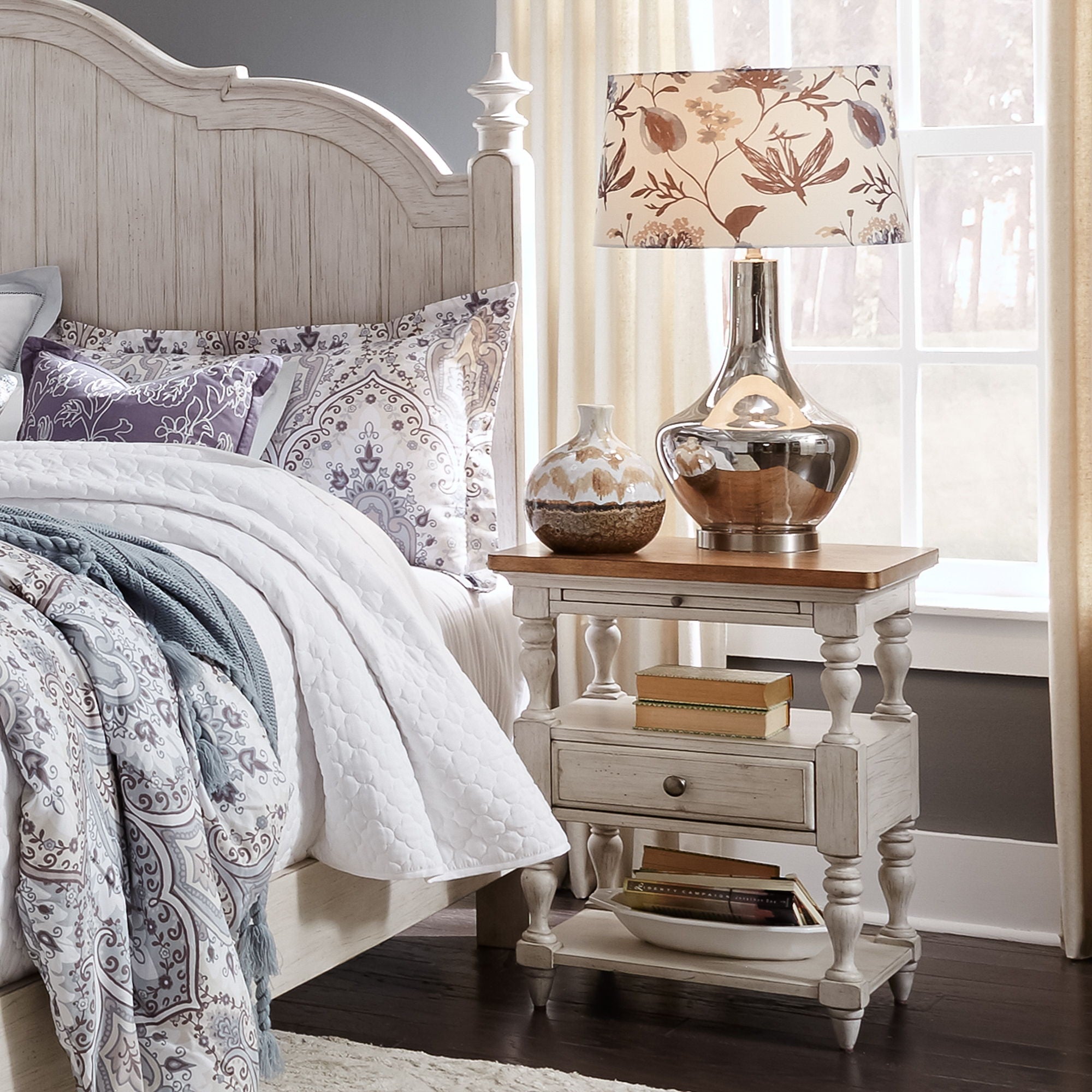 Table de chevet à 1 tiroir - Blanc antique / Dessus couleur châtaigne — ajoutez un style décontracté et vous obtenez un look classique avec une touche informelle.