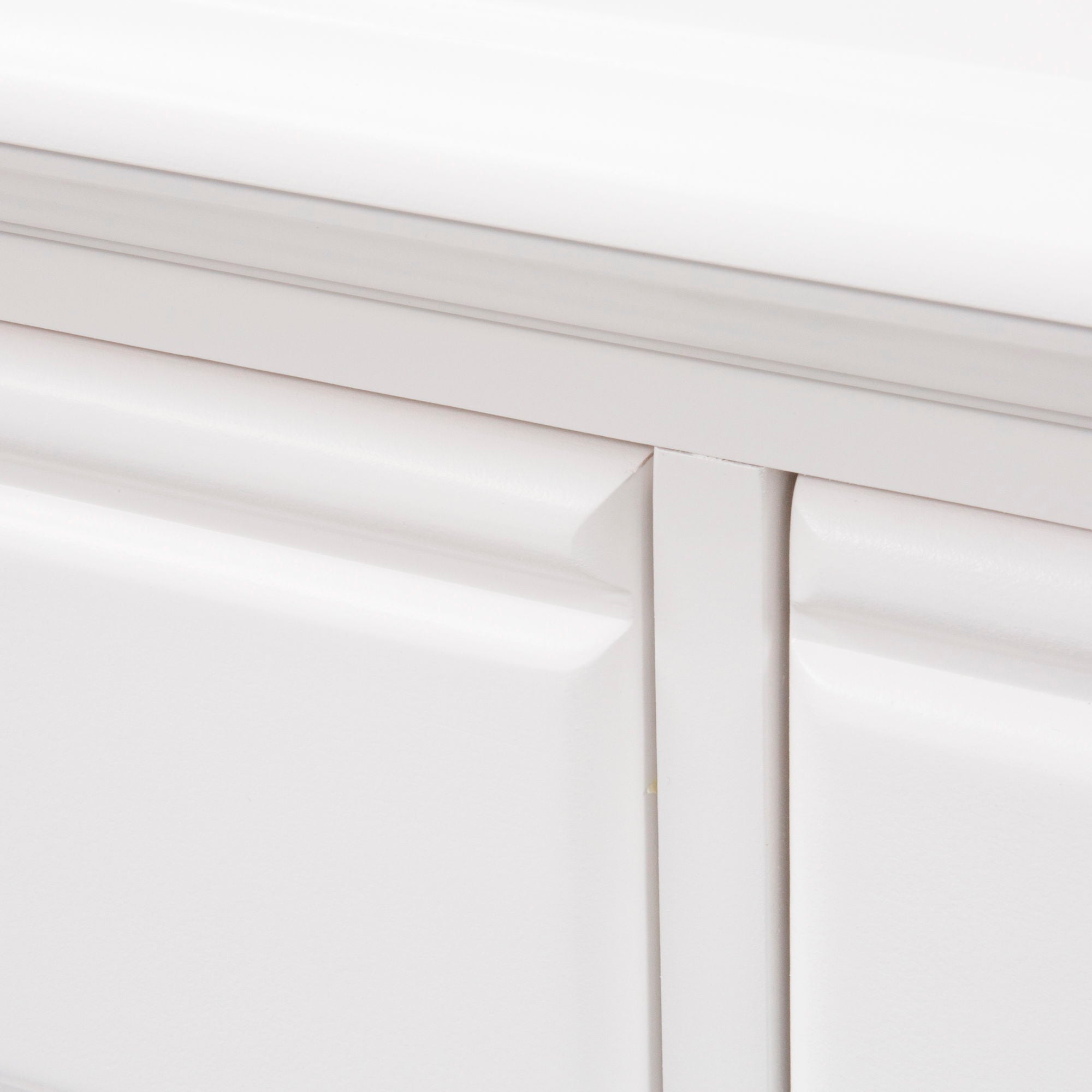 Commode multimédia - Blanc huître — La maison d'été met en valeur le meilleur du style cottage avec des accents de panneaux à persiennes dans une finition blanc huître